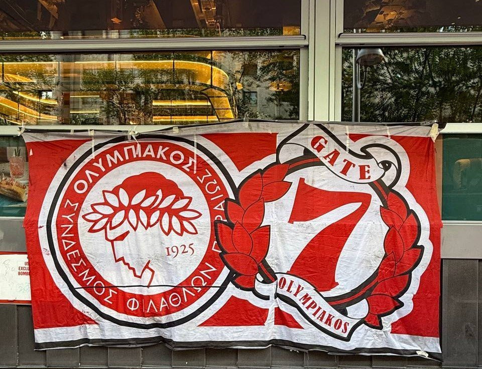 Πανό έξω από το ξενοδοχείο του Ολυμπιακού στη Μαδρίτη