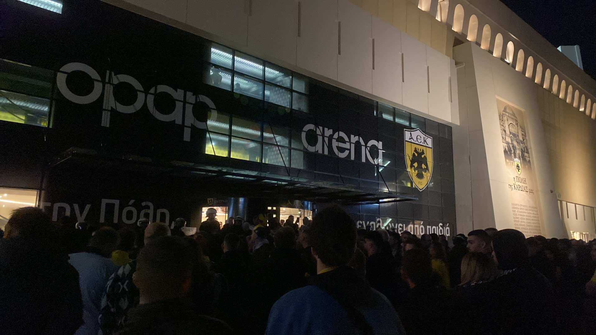 Δύσκολη νύχτα στη Νέα Φιλαδέλφεια - Κόσμος έξω από τα επίσημα