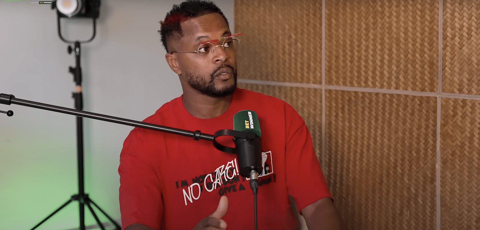 Ο Εβρά ανακοίνωσε τον πρώτο του αγώνα σε «κλουβί» και προκάλεσε τον... Σουάρες