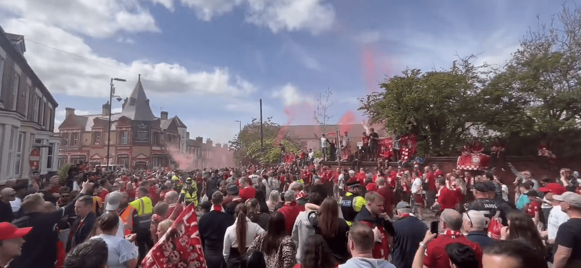 Φιέστα τίτλου στο «Άνφιλντ» εν όψει Τότεναμ - Εντυπωσιακή ατμόσφαιρα έξω από το γήπεδο