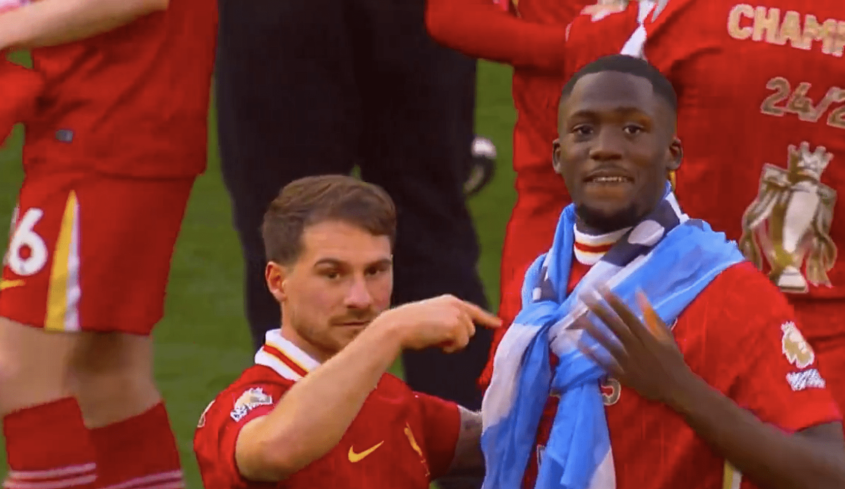 Ο ΜακΆλιστερ έντυσε τον Κονατέ με την σημαία της Αργεντινής στην φιέστα πρωταθλήματος της Λίβερπουλ