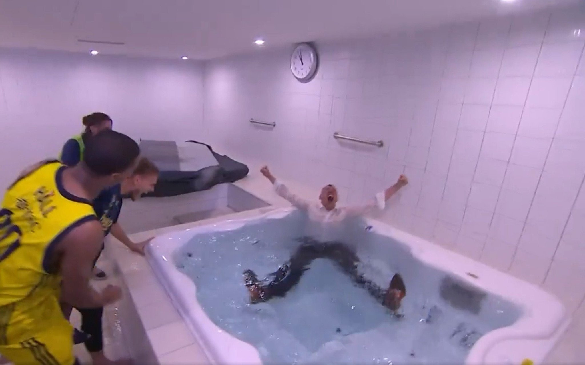 Σε... έκσταση ο «Σάρας» απολαμβάνει με τους παίκτες του την πρόκριση στο Final Four (video)