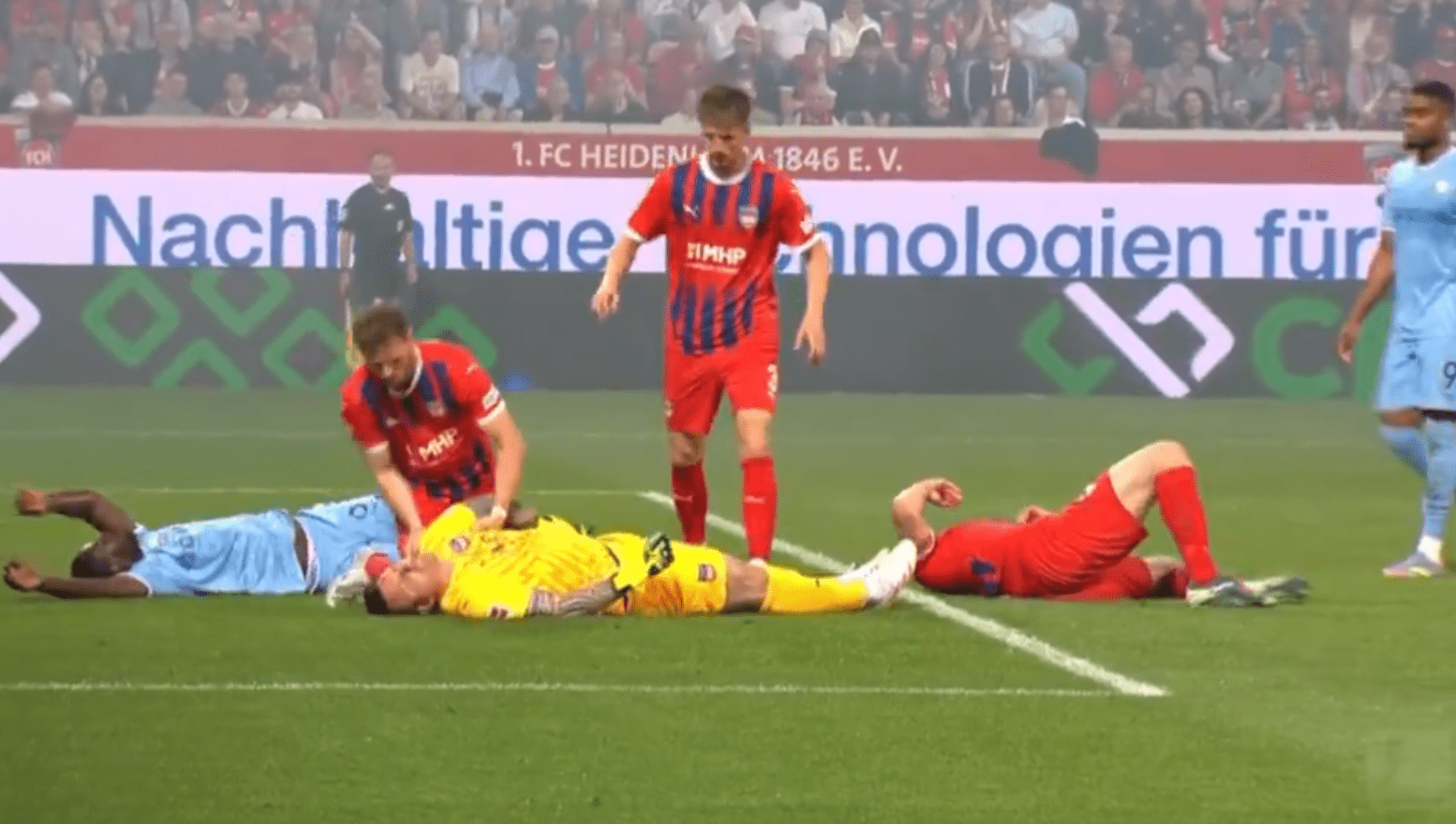 Σοκαριστικός τραυματισμός στη Bundesliga - Γύρισε η γλώσσα του τερματοφύλακα και κατέρρευσε (video)