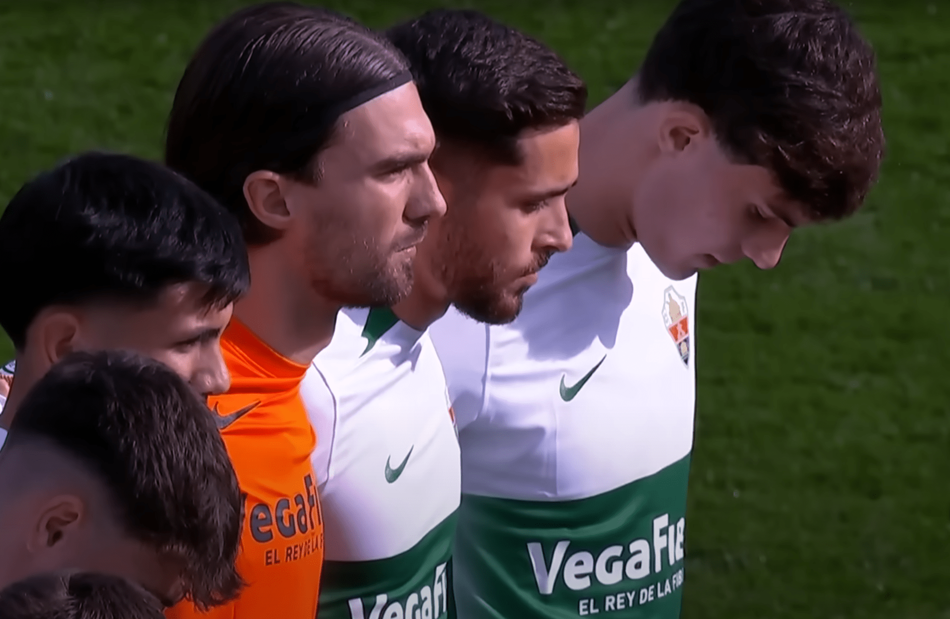 Σωλήνες, αρουραίοι, περιστέρια - Γιατί η Έλτσε απαγορεύει πλέον την κατανάλωση «pipas» στο γήπεδό της