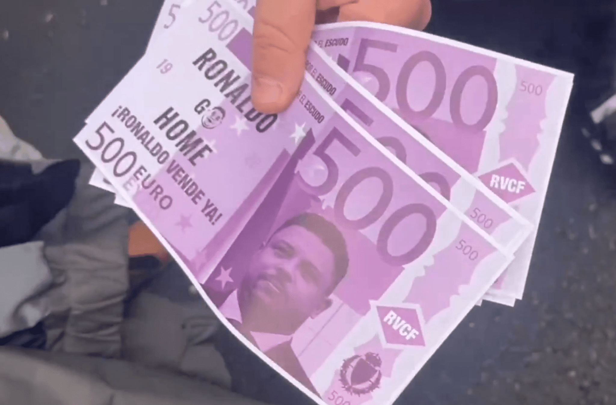 Οργισμένοι οπαδοί της Βαγιαδολίδ - Πέταξαν χαρτονομίσματα με το πρόσωπο του Ρονάλντο