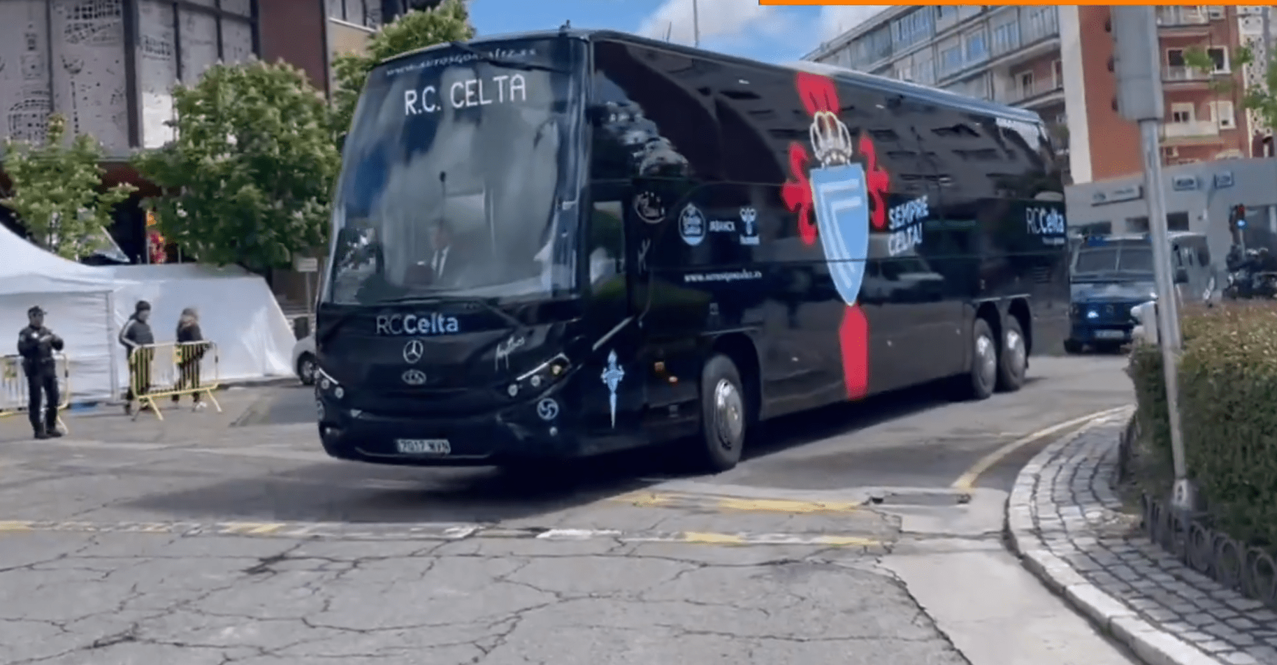 Θέλτα σε… κατάσταση πολέμου ενόψει Ρεάλ -  Χτυπούσαν τα παράθυρα του λεωφορείου μαζί με τους οπαδούς (video)