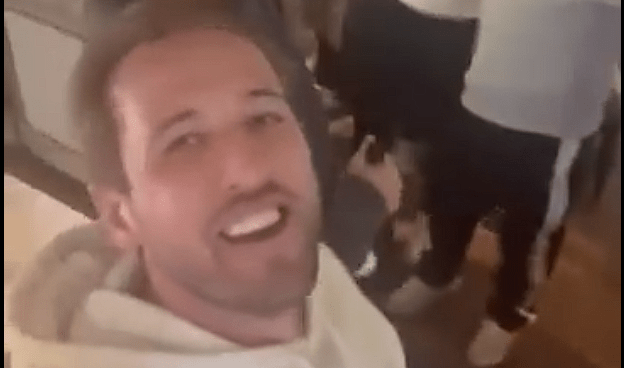 «We Αre the Champions»: Με Queen και... κούπα πανηγύρισε το πρώτο του τίτλο ο Κέιν