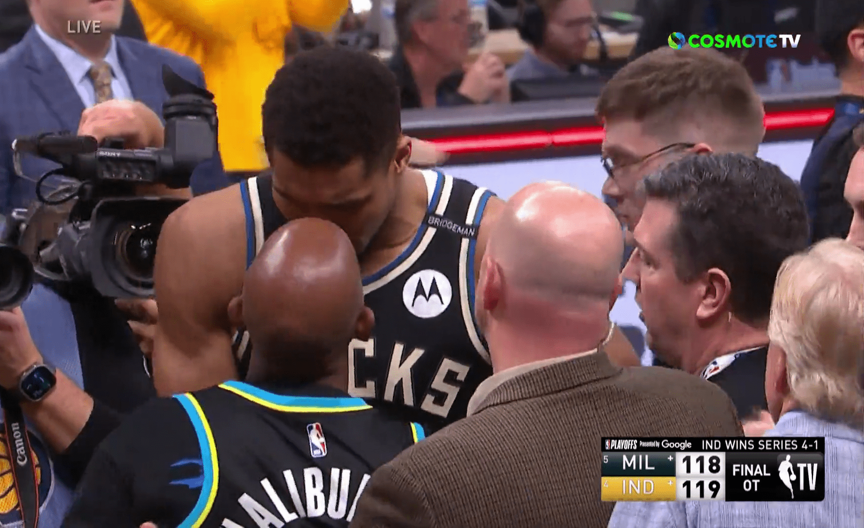 Βίντεο: Κεφάλι με κεφάλι ο Αντετοκούνμπο με τον πατέρα του Χαλιμπάρτον - Τι ειπώθηκε