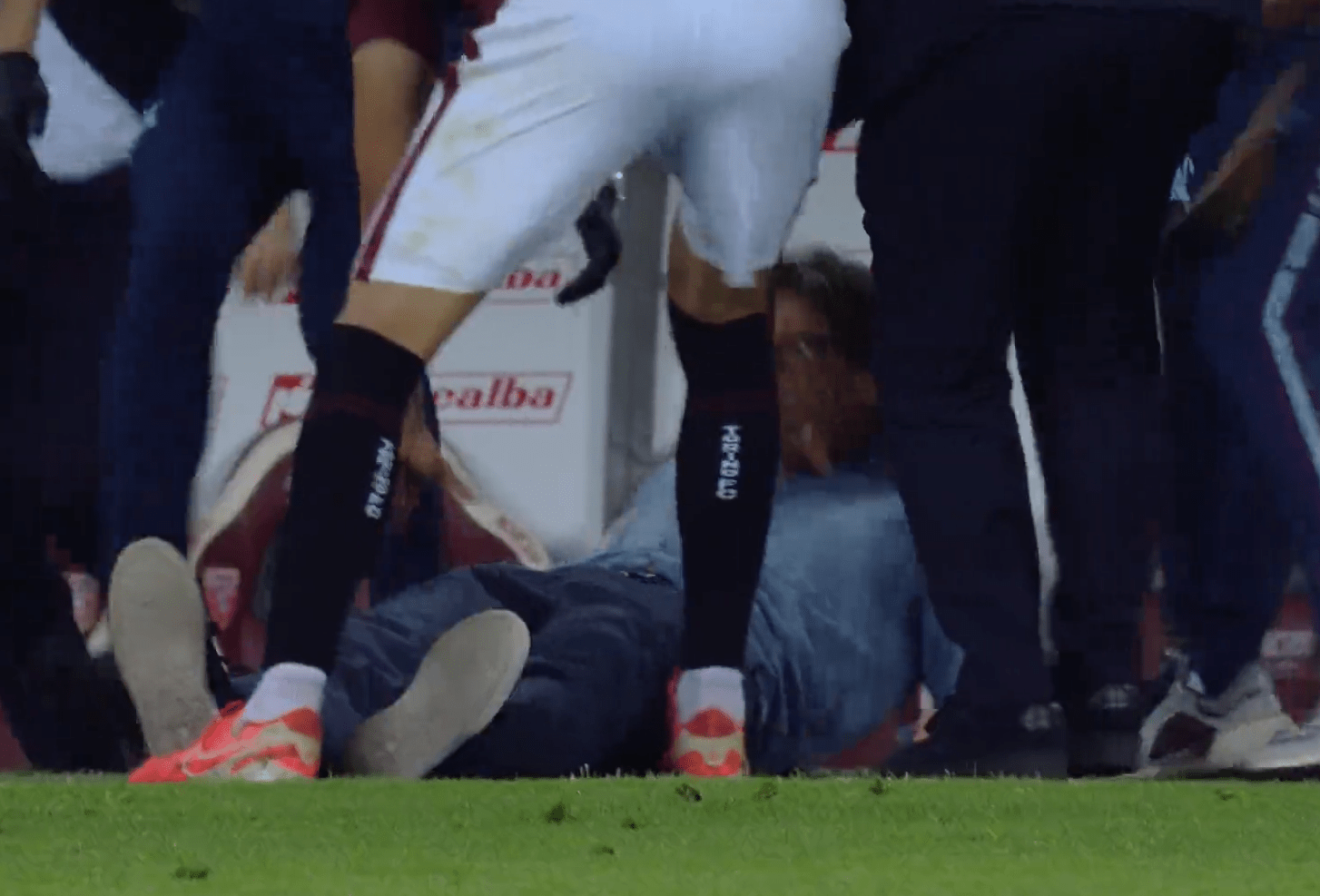 Ο Πάολο Βανόλι έχασε τις αισθήσεις του και κατέρρευσε μπροστά από τον πάγκο της Τορίνο (video)