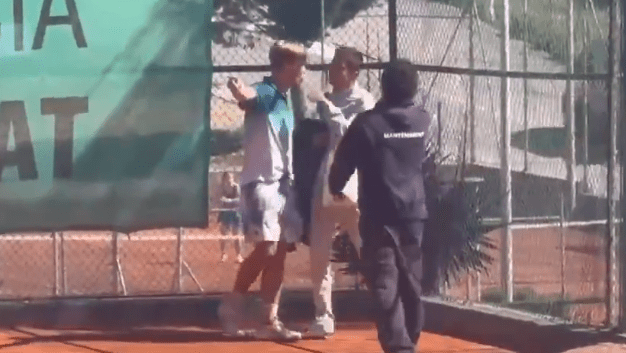 Τενίστας σε παράκρουση έβριζε τον διαιτητή και έκανε άσεμνες χειρονομίες (videos)