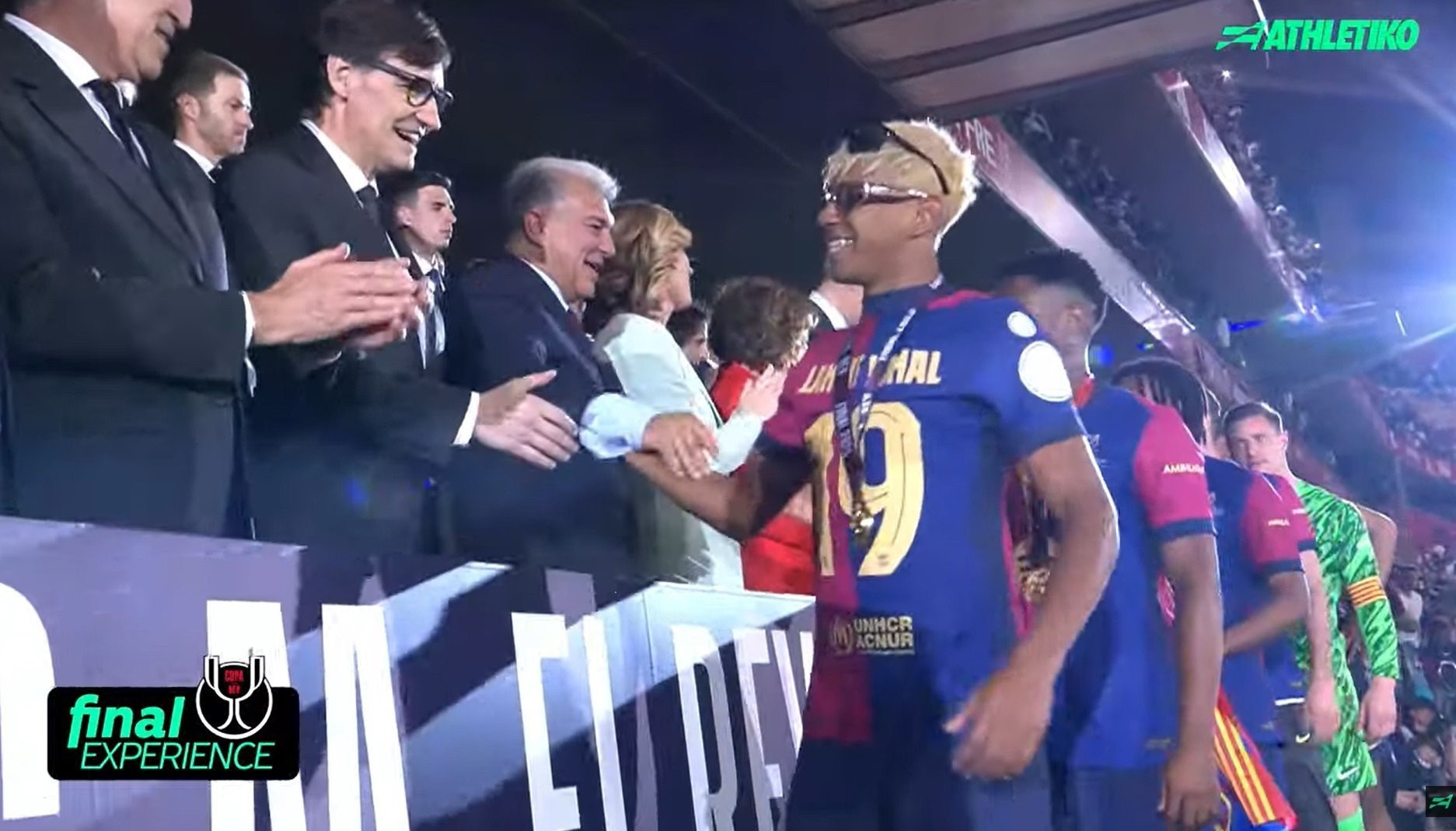 Καταπληκτικός Γιαμάλ: Έσκασε μύτη με δύο γυαλιά ηλίου στην απονομή