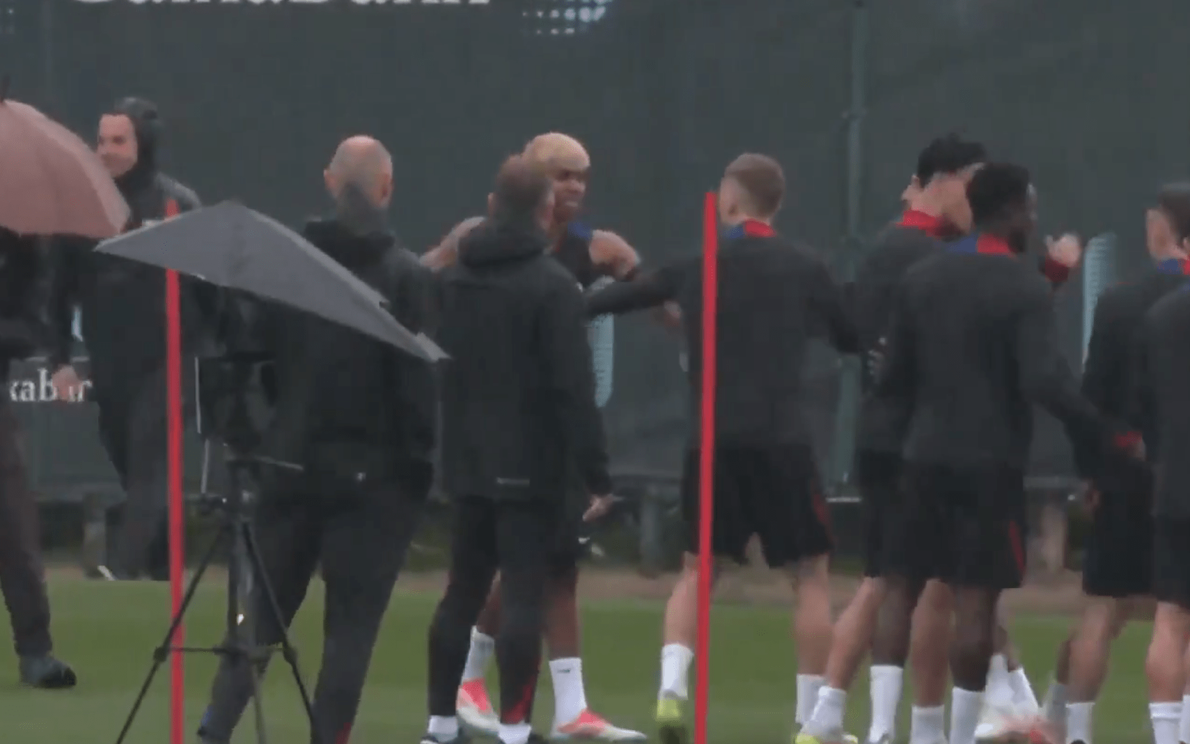 Ο Γιαμάλ αποθεώθηκε με pasillo για τις 100 συμμετοχές του με την Μπαρτσελόνα (video)