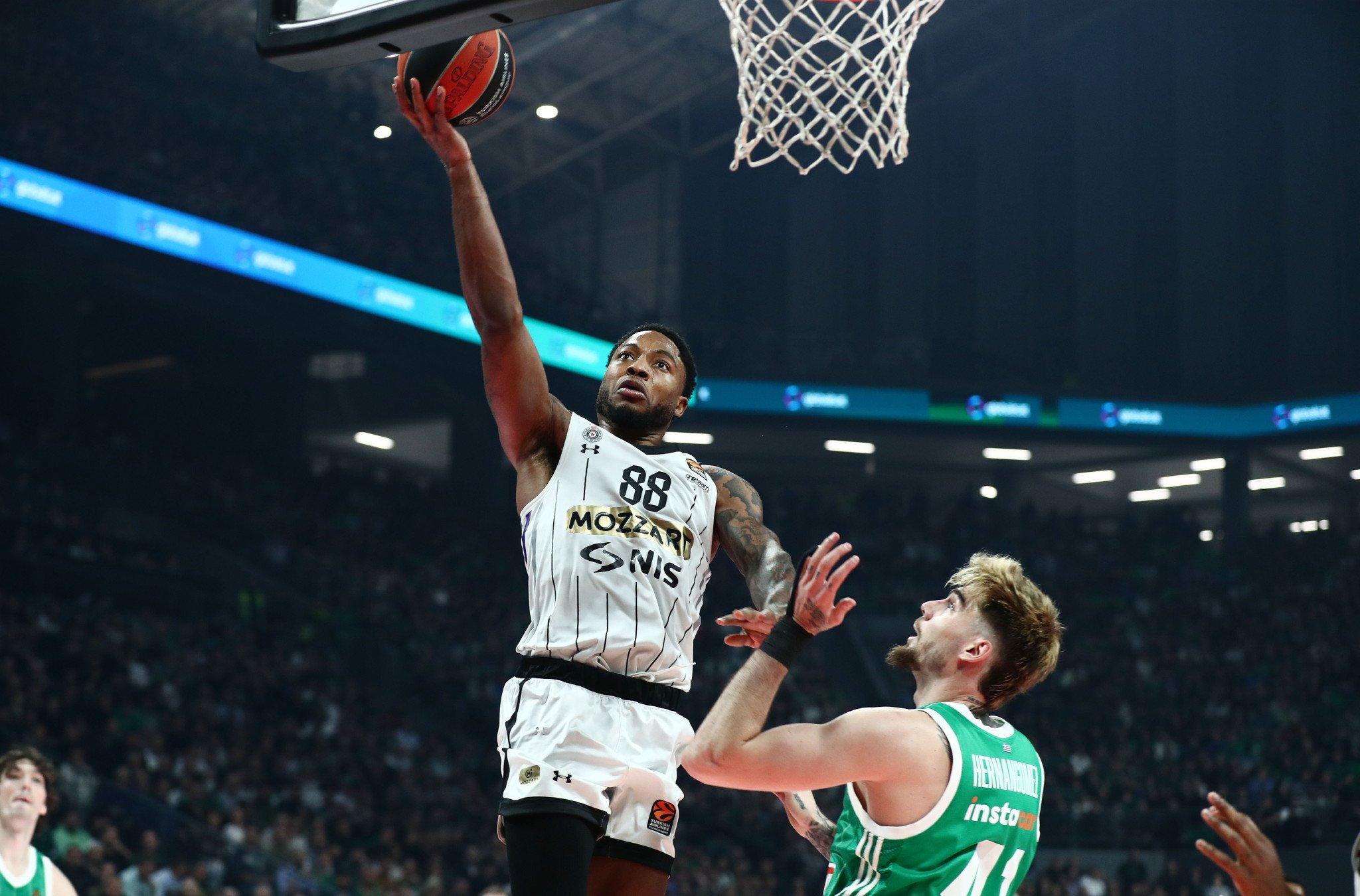 Ο Τζόουνς χάρισε την... πτήση της χρονιάς στην Euroleague (video)