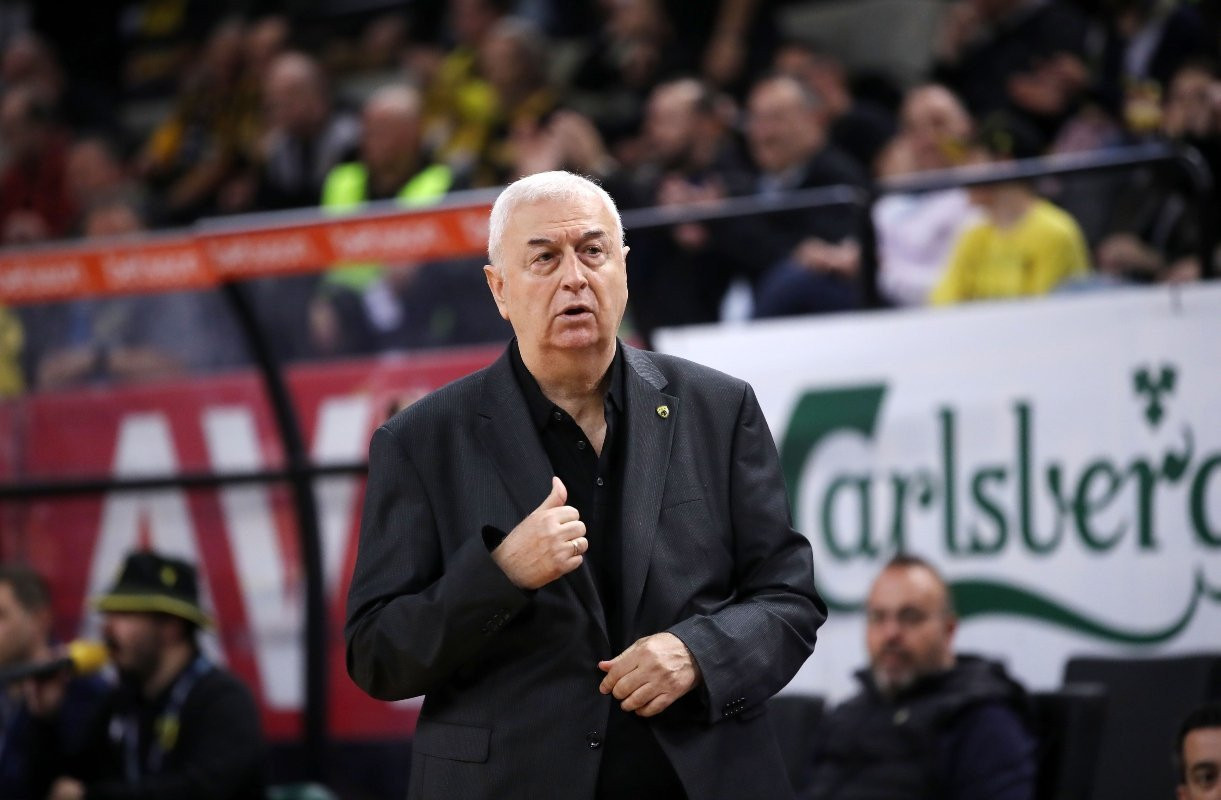 Φίλοι της ΑΕΚ Betsson στο σπίτι του Σάκοτα για να τον ευχαριστήσουν