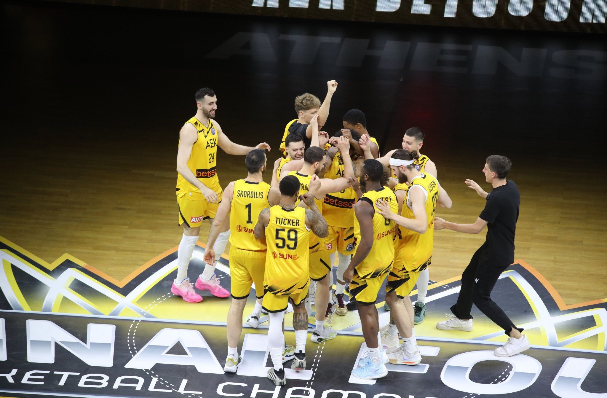 «Πανικός» στην Sunel Arena με την είσοδο της ΑΕΚ (video)