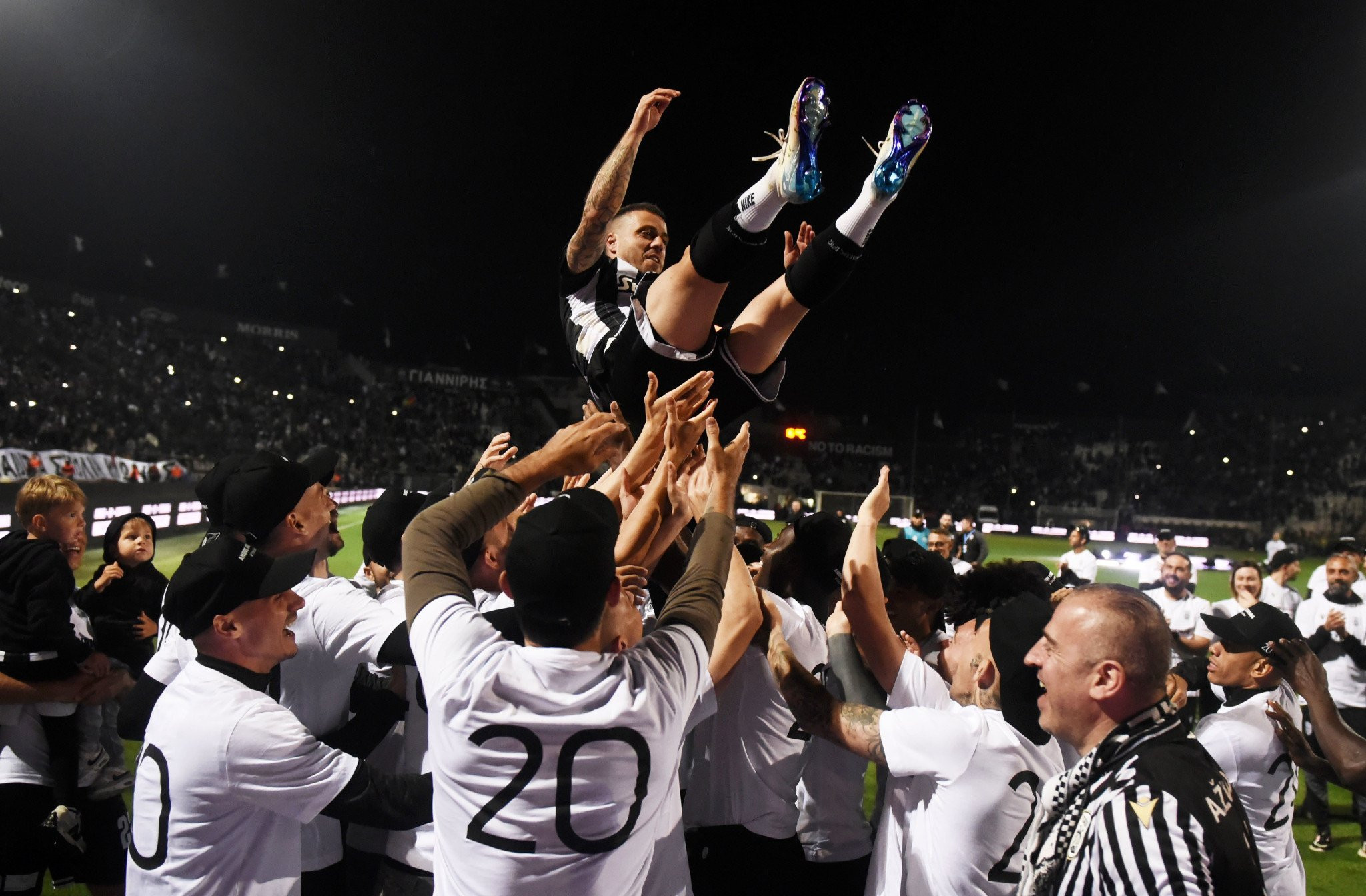 «Αντίο, Αρχηγέ»: Ο Βιεϊρίνια δάκρυσε, η Τούμπα ράγισε (videos)