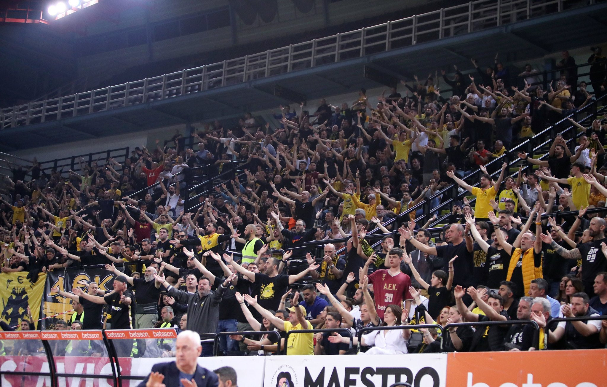 O κόσμος της ΑΕΚ έμεινε στη Sunel Arena για να τραγουδήσει παρά την ήττα (video)