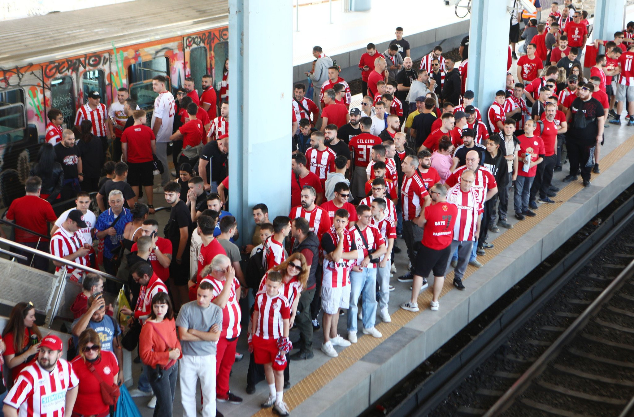 «Κοκκίνισε» το Φάληρο από φίλους του Ολυμπιακού που ετοιμάζονται για τον τελικό Κυπέλλου