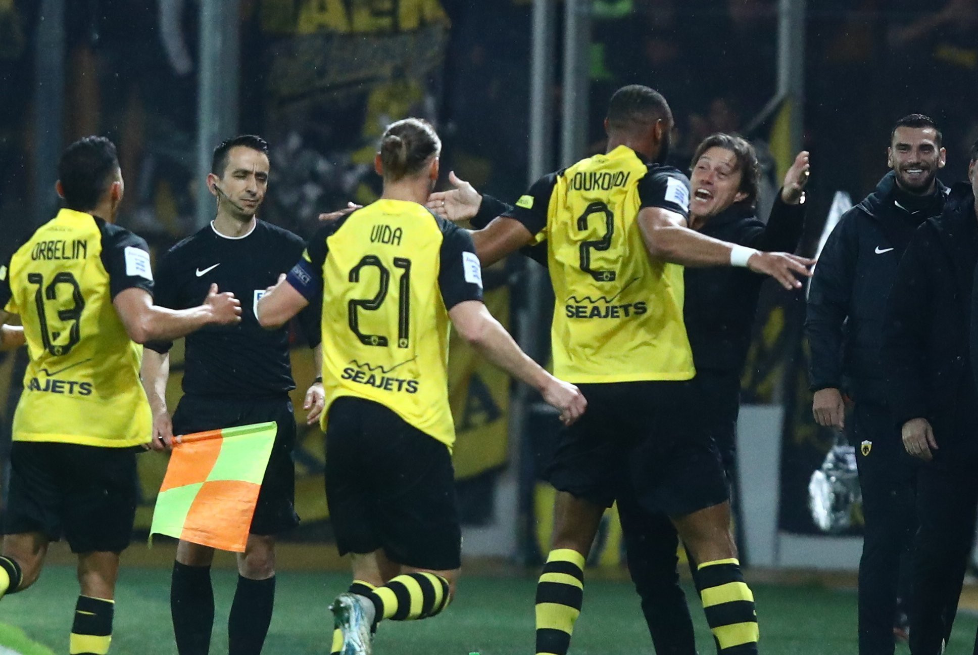 Έτσι αποχαιρέτισε ο Αλμέιδα τους παίκτες της ΑΕΚ στην Τούμπα