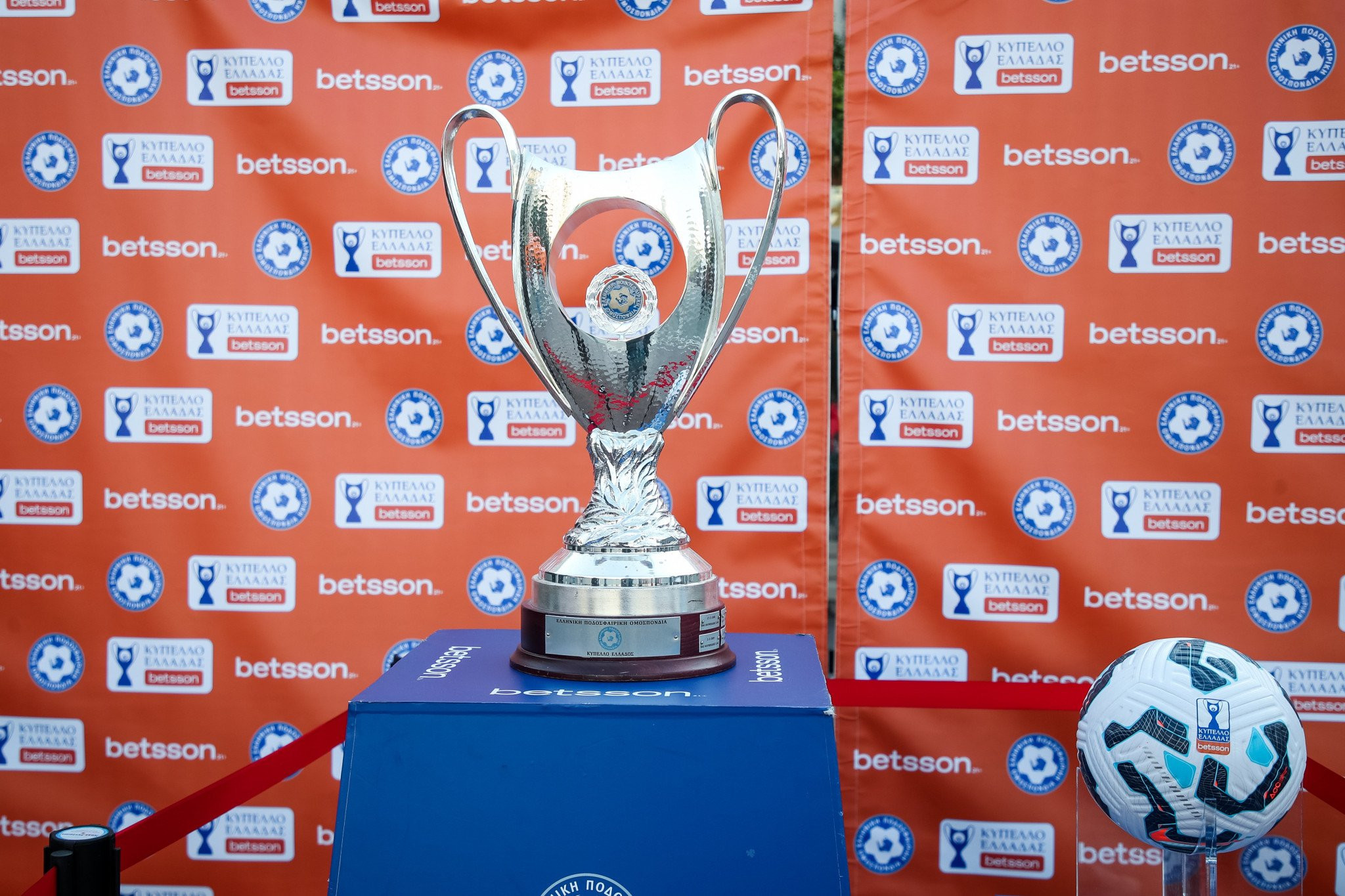 Νιόπλιας και Αναστόπουλος θα μεταφέρουν το τρόπαιο του κυπέλλου