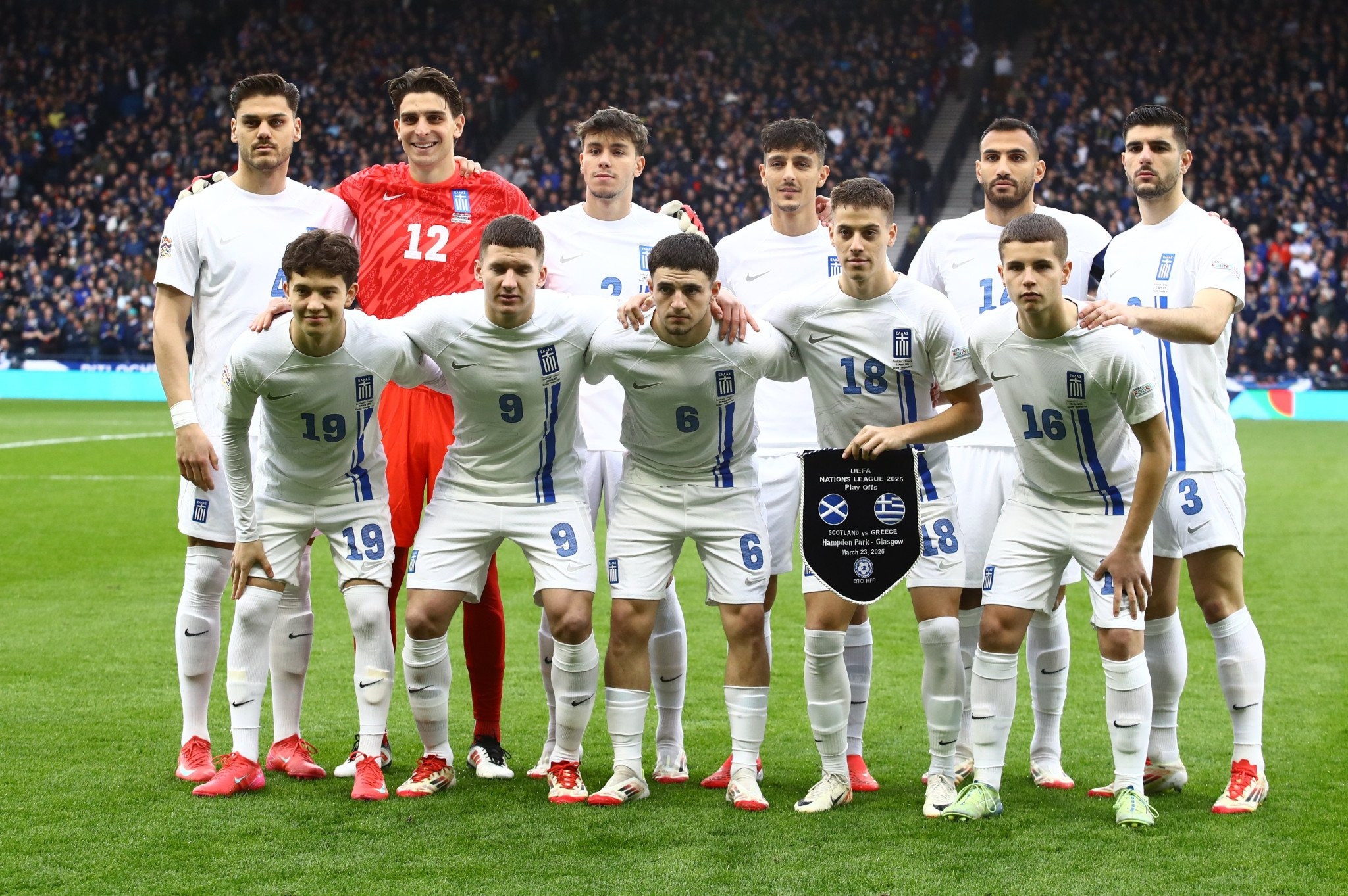 «Αυτό το μήνυμα είναι προσωπικό»: Oι Έλληνες διεθνείς εύχονται στις μητέρες τους και συγκινούν