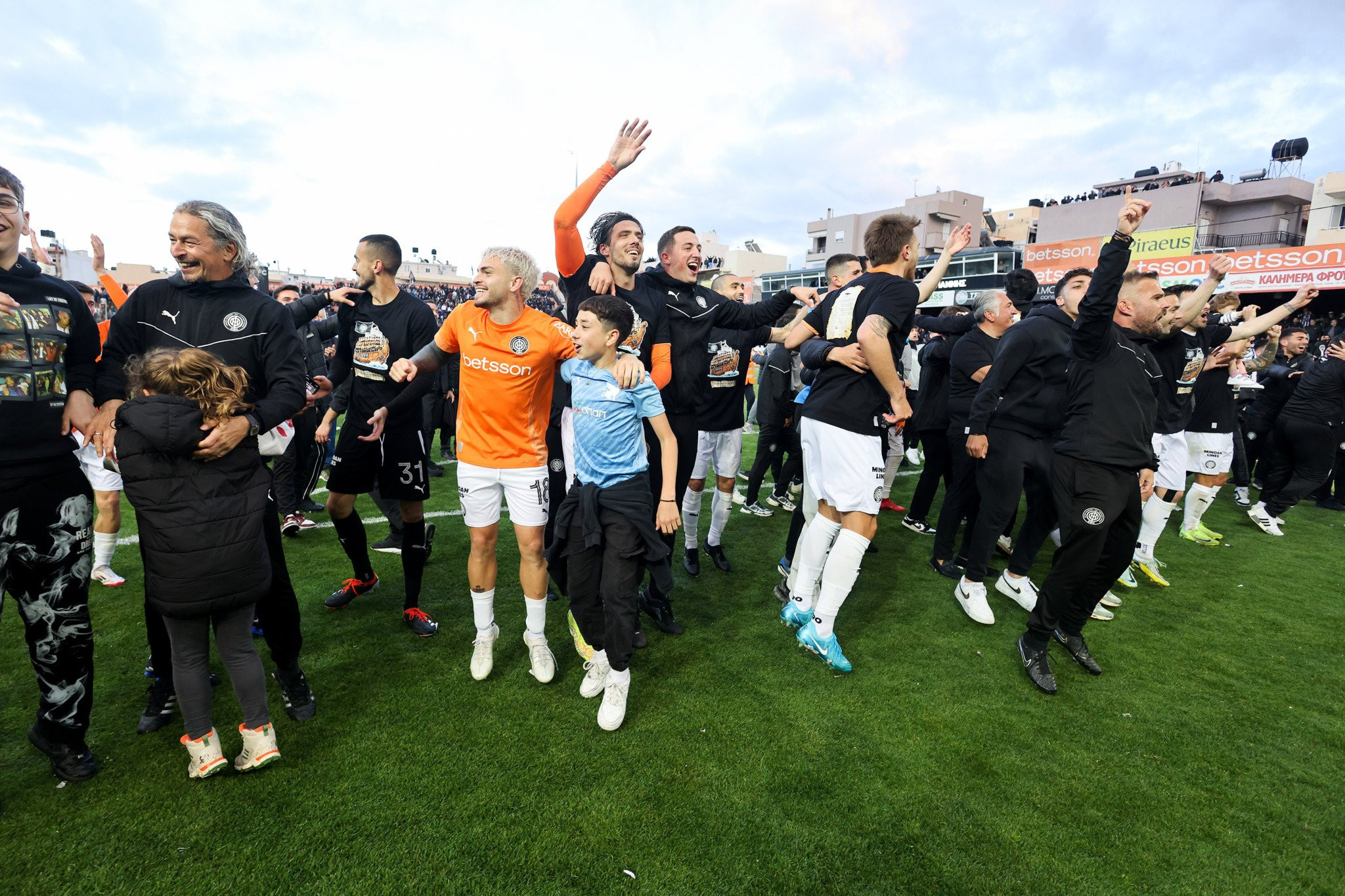 «Λίγο πριν το όνειρο πάμε όλοι μαζί»: Έδωσε το σύνθημα ο ΟΦΗ πριν τον τελικό (video)