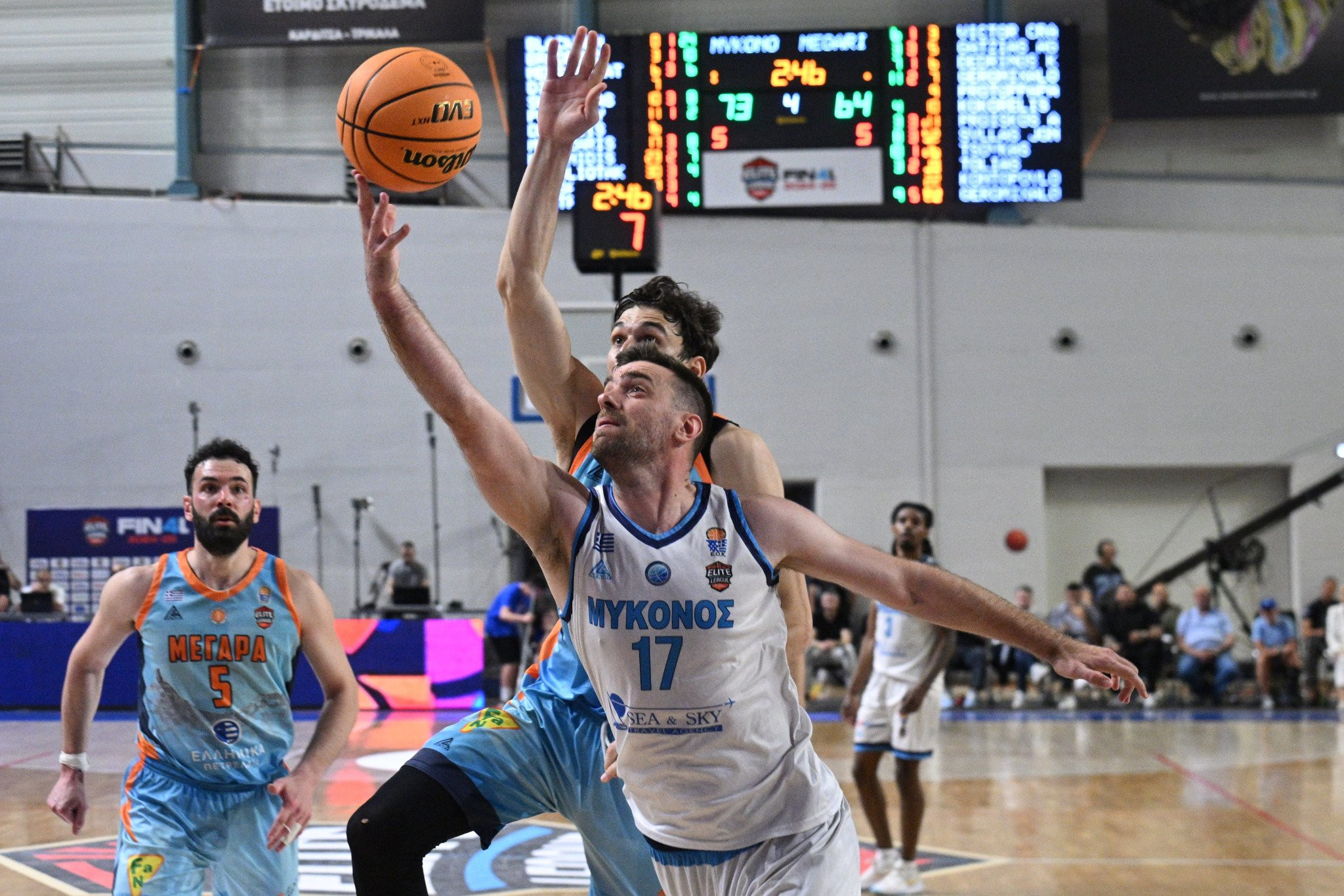 Τα στιγμιότυπα από τη μέρα που η Μύκονος μπήκε στα... μεγάλα σαλόνια (videο)