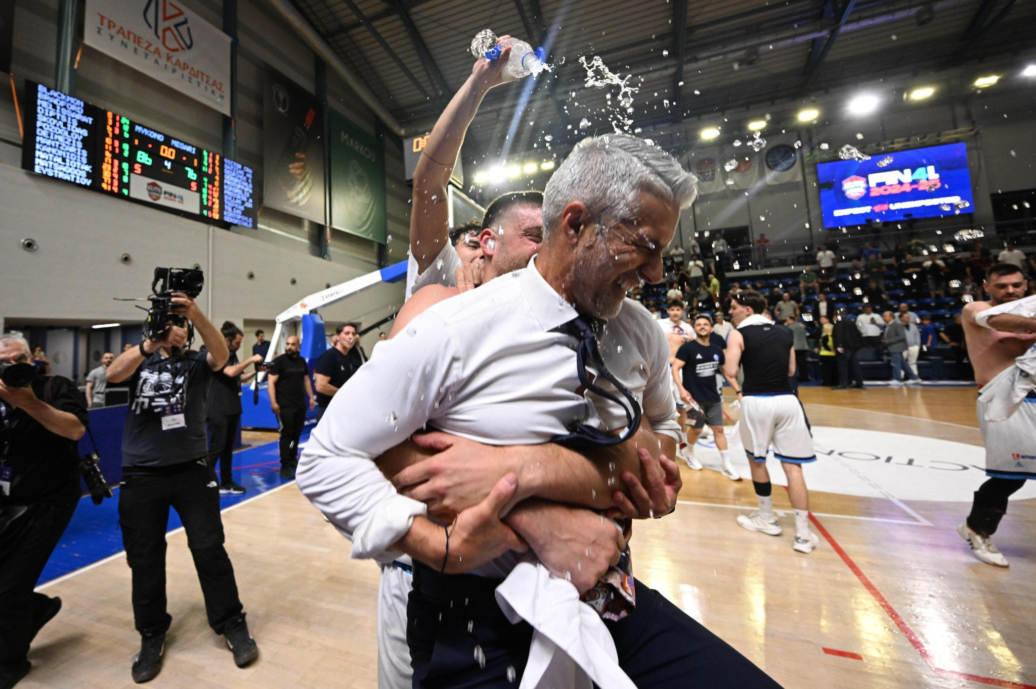 Ο κόουτς Ζιάγκος μπουγελώθηκε κατά τη διάρκεια των δηλώσεών του για την άνοδο της Μυκόνου (videos)