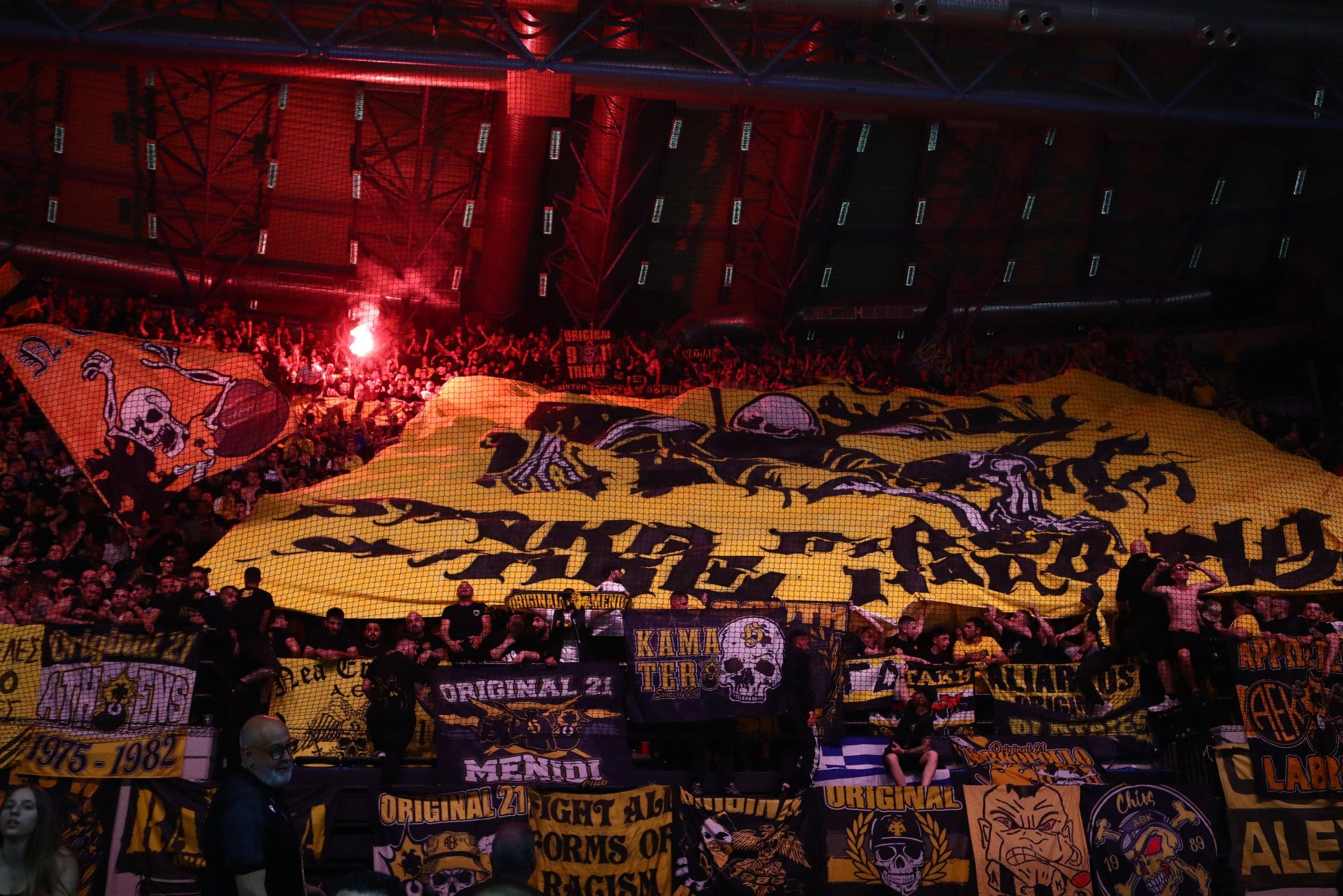 Η άλλη όψη του ημιτελικού της ΑΕΚ Betsson: Το πάθος στην κερκίδα και η ένταση στο παρκέ (video)