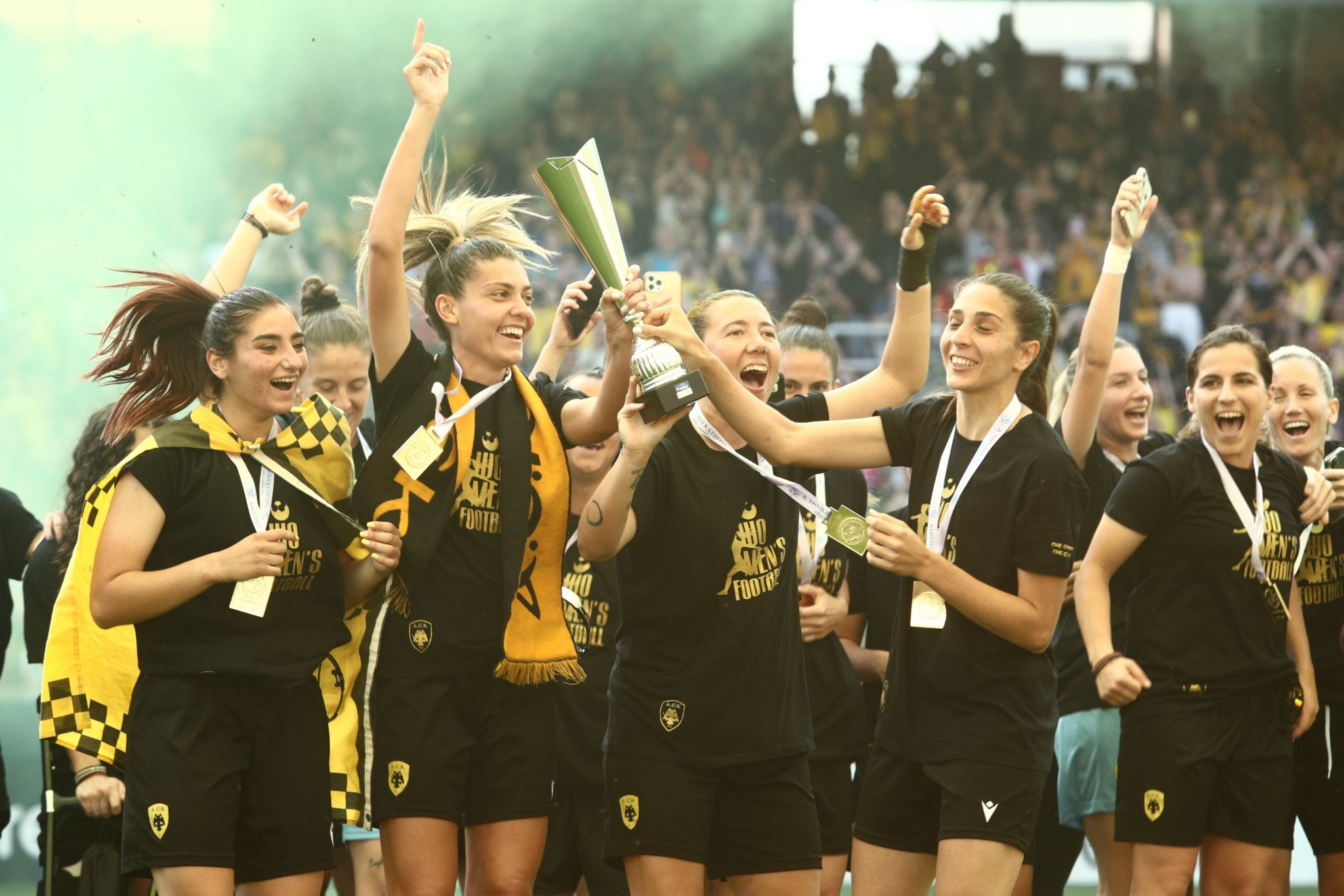 Η απονομή και ο γύρος του θριάμβου της πρωταθλήτριας ΑΕΚ - Ο Ηλιόπουλος υποκλίθηκε στα κορίτσια της Ένωσης (videos)