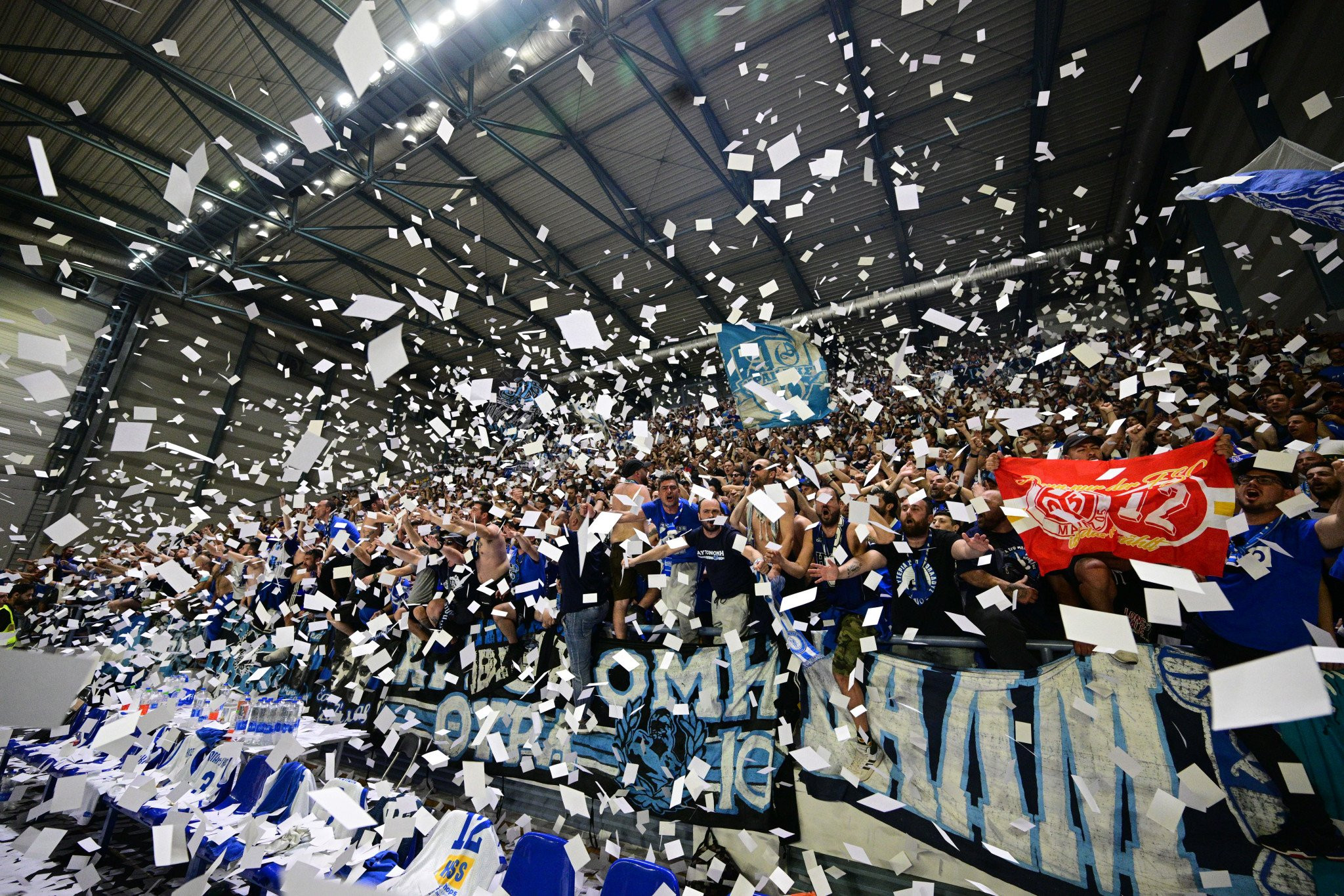 Οι οπαδοί του Ηρακλή πέταξαν χαρτάκια και δημιούργησαν εντυπωσιακή ατμόσφαιρα κατά την παρουσίαση της ομάδας τους