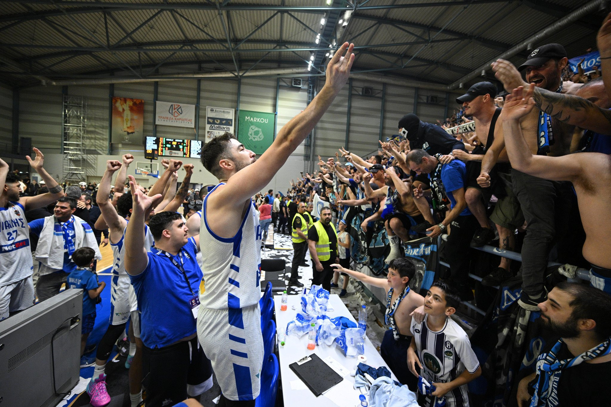 Έξαλλοι πανηγυρισμοί ομάδας και κόσμου του Ηρακλή για την επιστροφή στην Stoiximan GBL