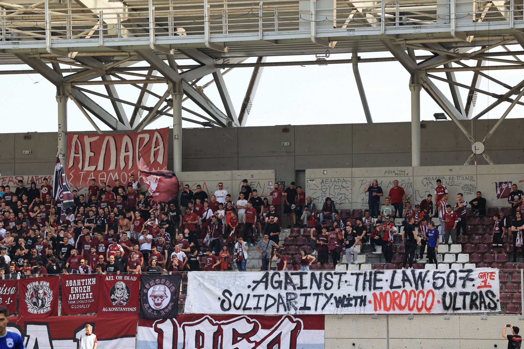Υπέροχη ατμόσφαιρα στο γήπεδο της ΑΕΛ (video)
