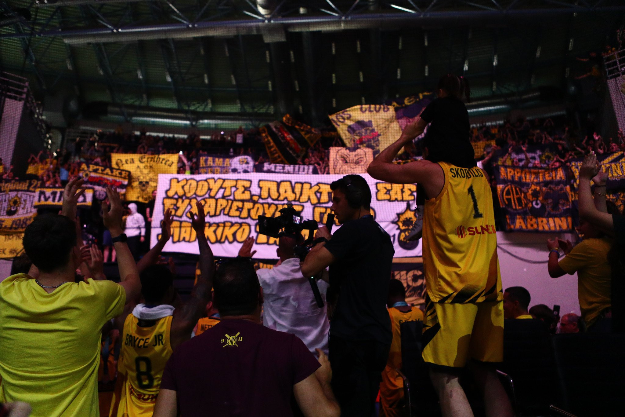 Η «κιτρινόμαυρη» παρακάμερα της 3ης θέσης και οι πανηγυρισμοί ομάδας-κόσμου (video)