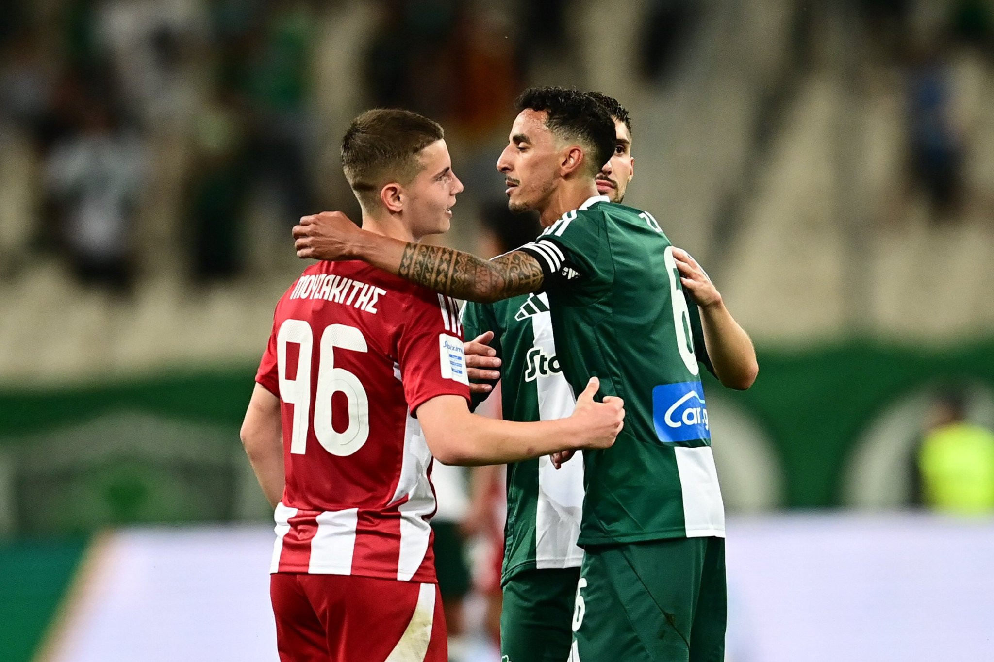 Αυτό το ποδόσφαιρο θέλουμε: Ο Μουζακίτης έδωσε τη φανέλα του σε φίλους του Παναθηναϊκού μετά το ματς