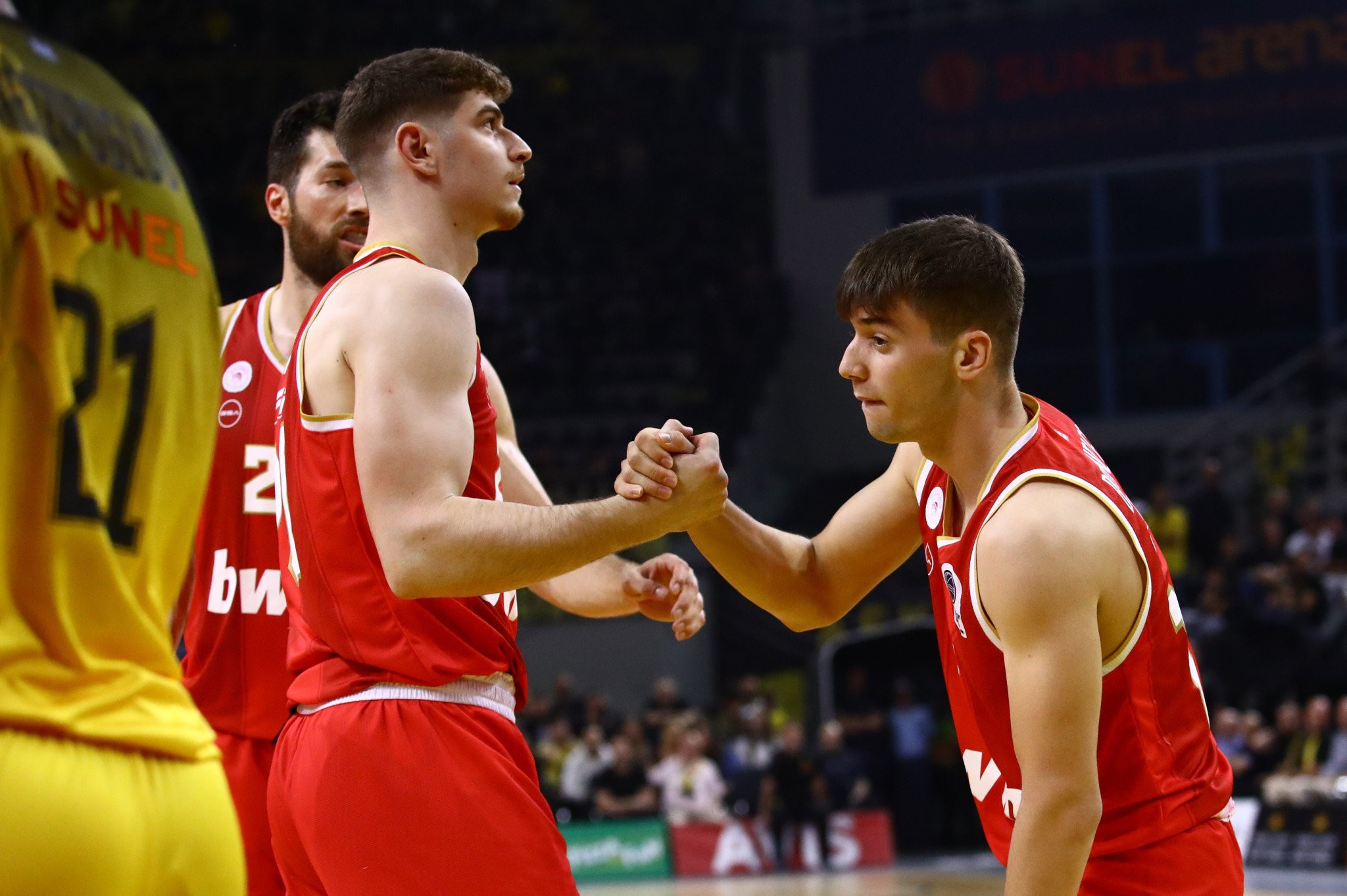 Ποιοι είναι οι δύο πιτσιρικάδες που έριξε στο παρκέ ο Μπαρτζώκας στο ΑΕΚ-Ολυμπιακός