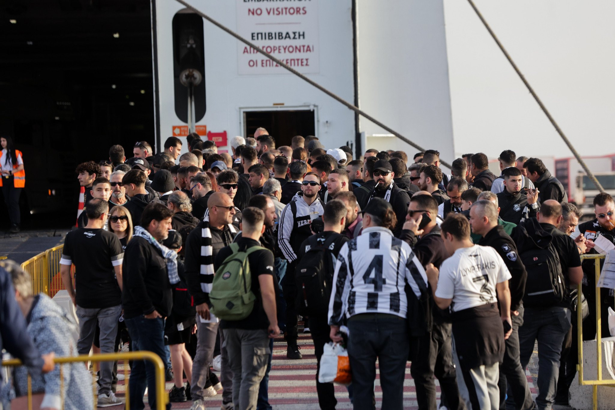 Εκαναν το πλοίο «Γεντί Γουλέ» - Εικόνες από την αναχώρηση των οπαδών του ΟΦΗ για την Αθήνα