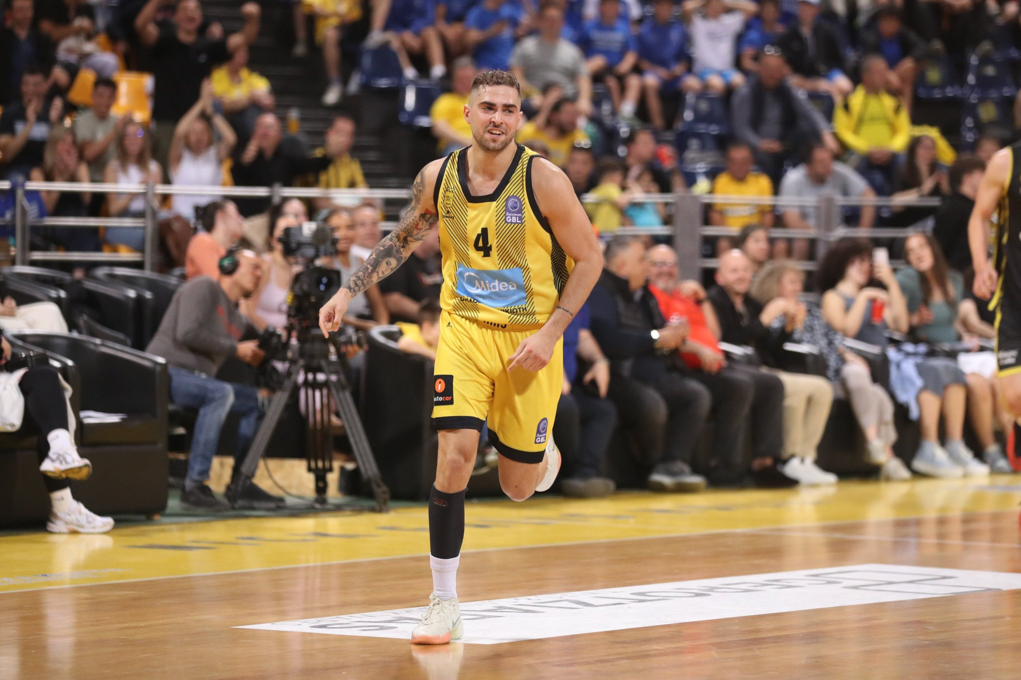 Ο κόσμος του Άρη αποθέωσε τον Τολιόπουλο κατά την έξοδό του (video)