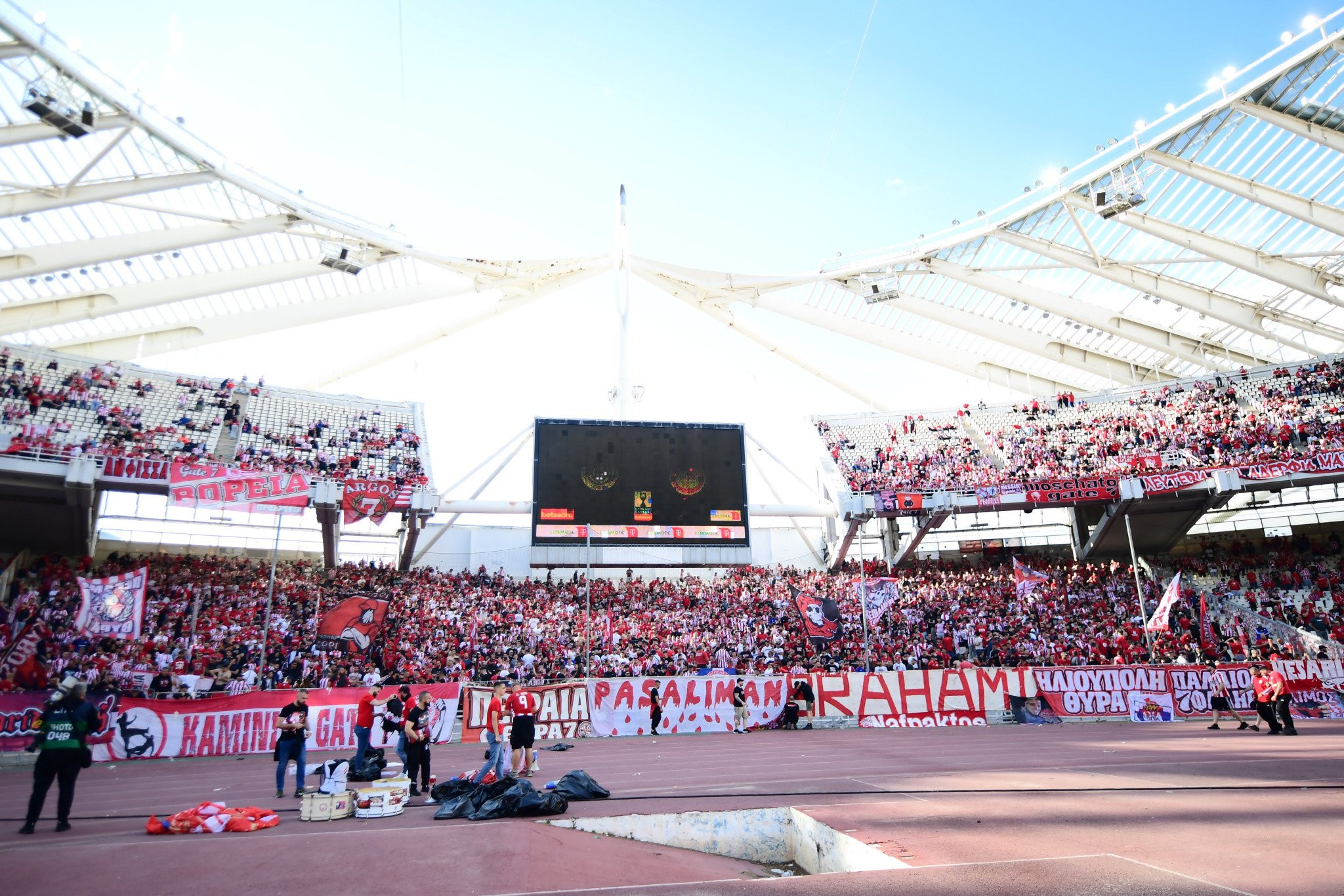 Γεμίζει το ΟΑΚΑ: Χιλιάδες οπαδοί του ΟΦΗ και του Ολυμπιακού στις εξέδρες
