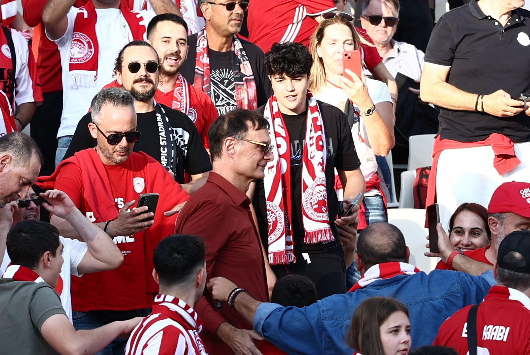 Ο Μπαρτζώκας μαζί με τον κόσμο του Ολυμπιακού στο ΟΑΚΑ