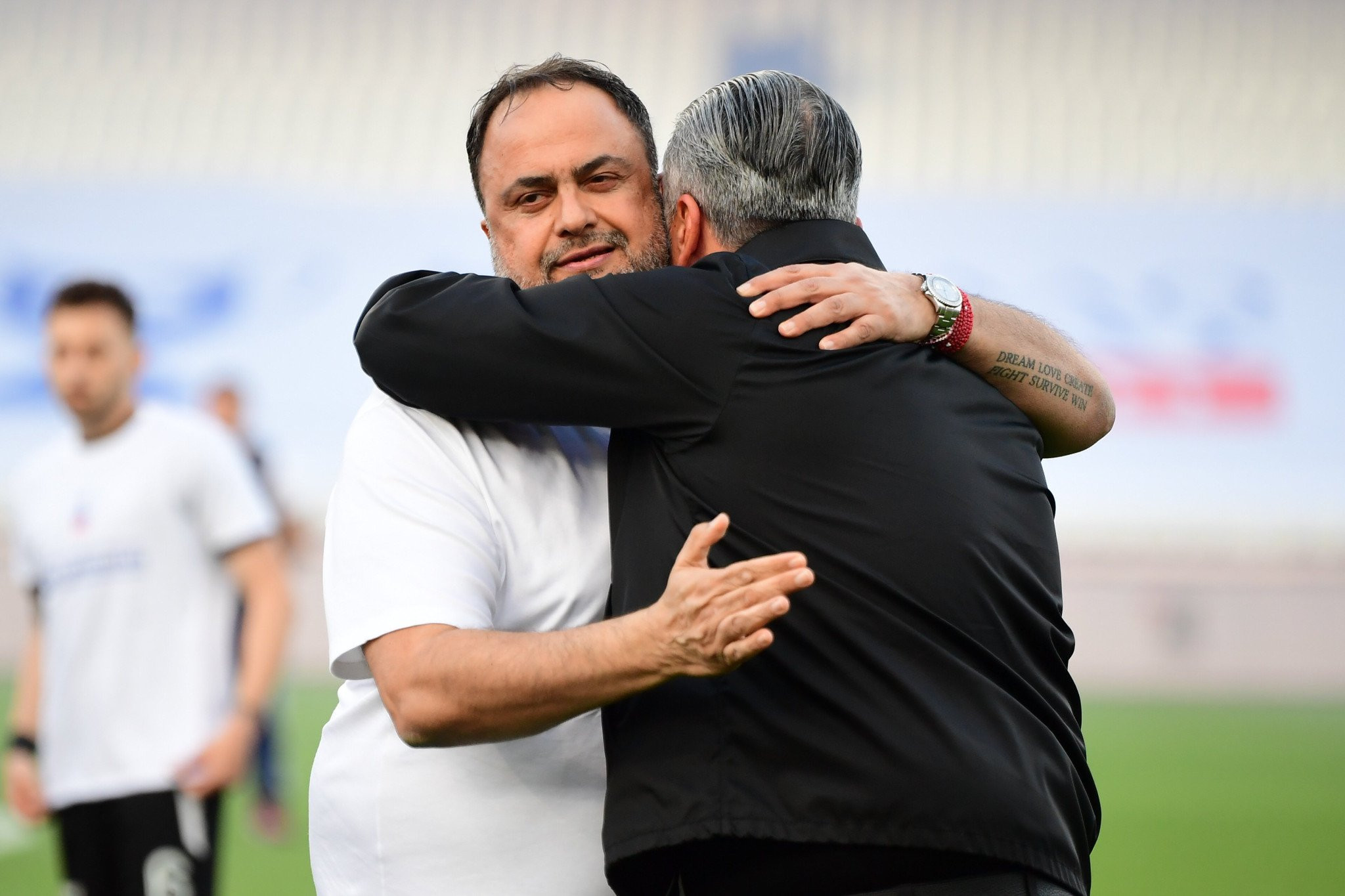 Μαρινάκης και Μπούσης αγκαλιά στο ΟΑΚΑ, πριν τον τελικό (video)