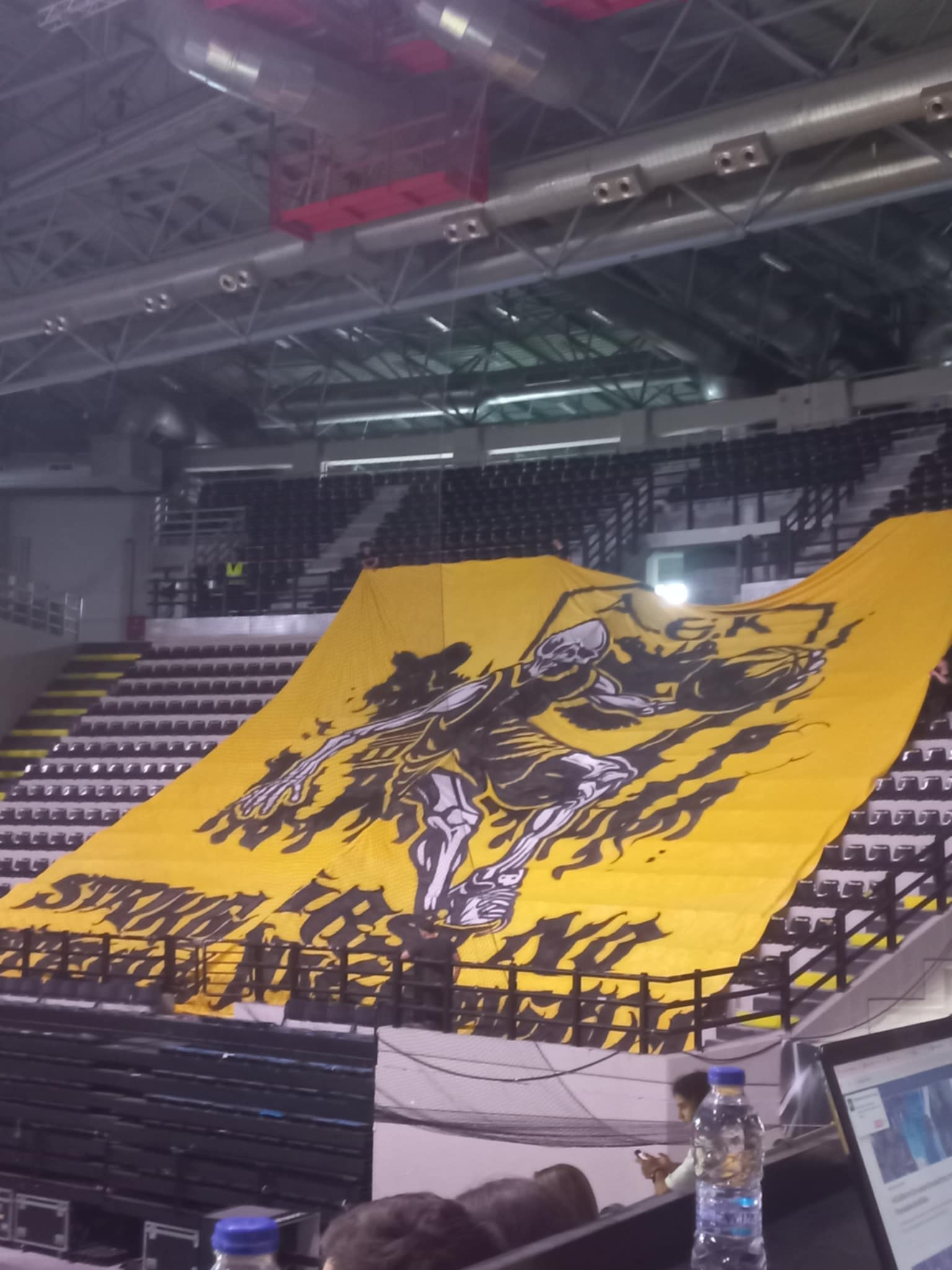 Το εντυπωσιακό πανό των φίλων της ΑΕΚ - Ετοιμάζουν εκρηκτική ατμόσφαιρα