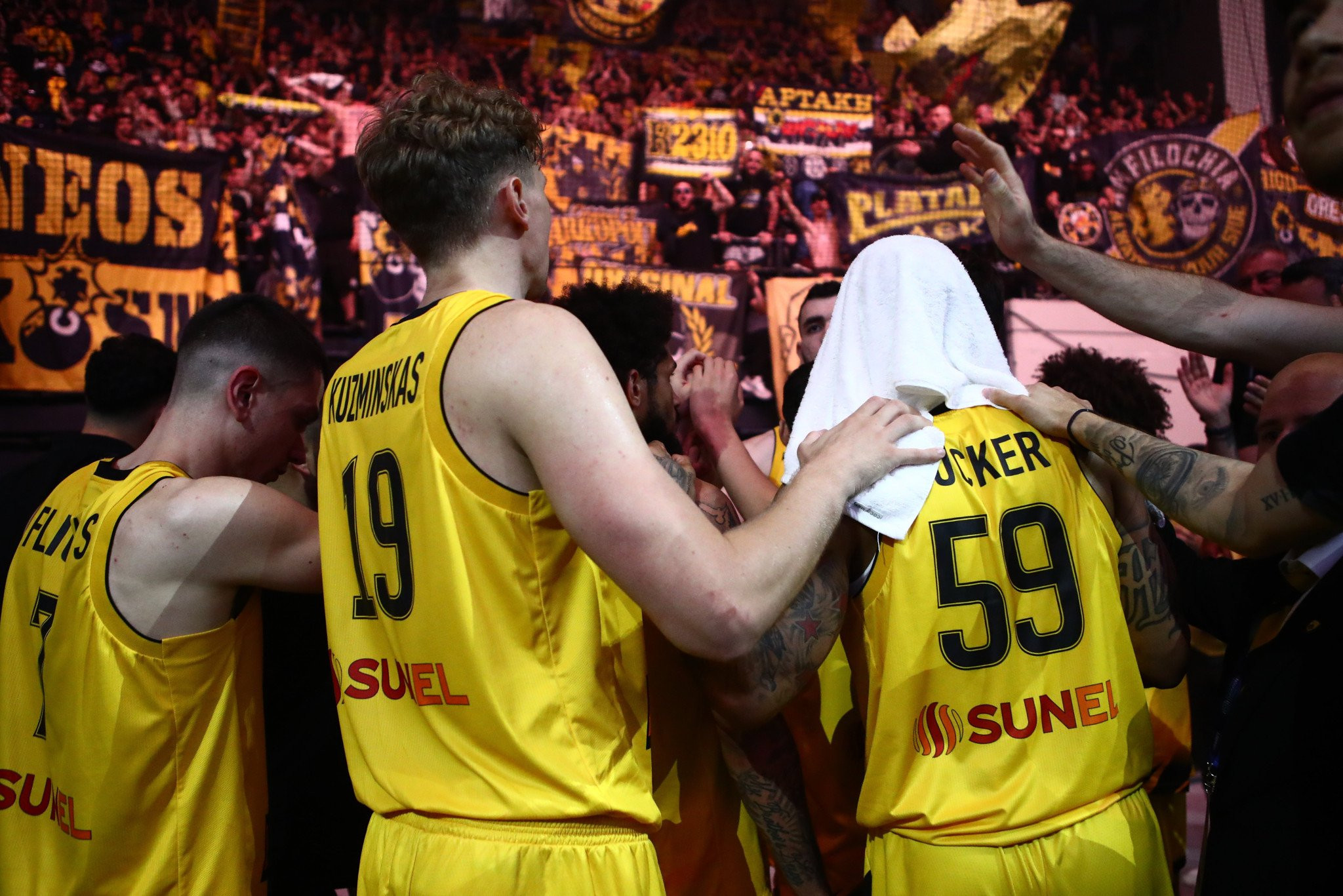 Παίκτες και κόσμος έγιναν «ένα» μετά την ήττα της ΑΕΚ από την Μάλαγα