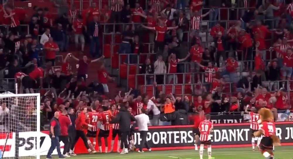Στο Αϊντχόφεν κοιτούσαν τα κινητά και μόλις ο Άγιαξ δέχτηκε γκολ «γκρέμισαν» το γήπεδο (video)