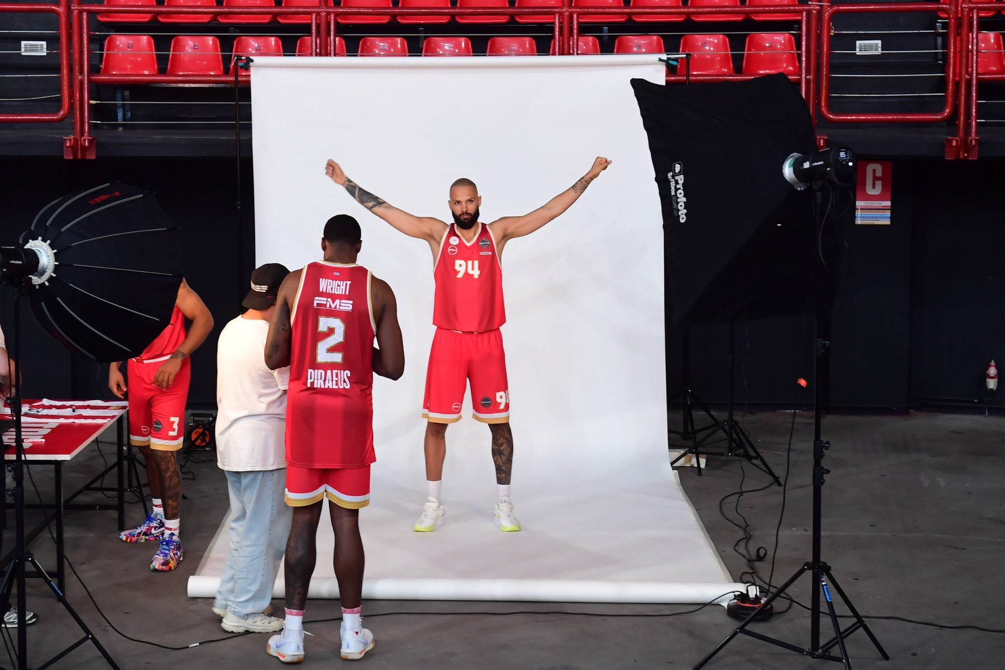 Το photo story και τα... παρασκήνια από τη media day του Ολυμπιακού