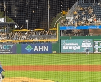 Τρόμος για οπαδό που έπεσε από ύψος 6,5 μέτρων πανηγυρίζοντας (video)