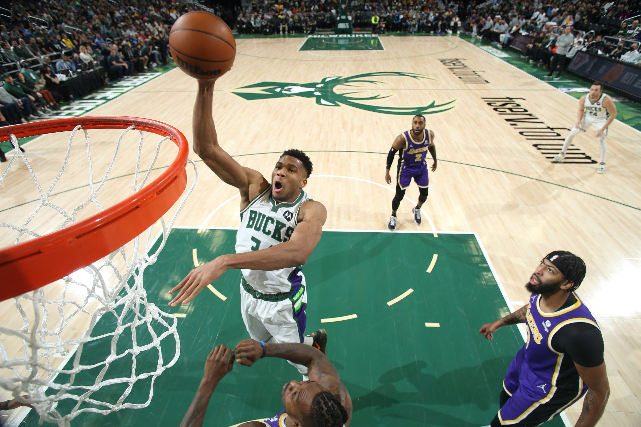 «Μην τον αφήσετε να φύγει»: To μήνυμα του Ντουάιτ Χάουαρντ στους Μπακς για τον Αντετοκούνμπο