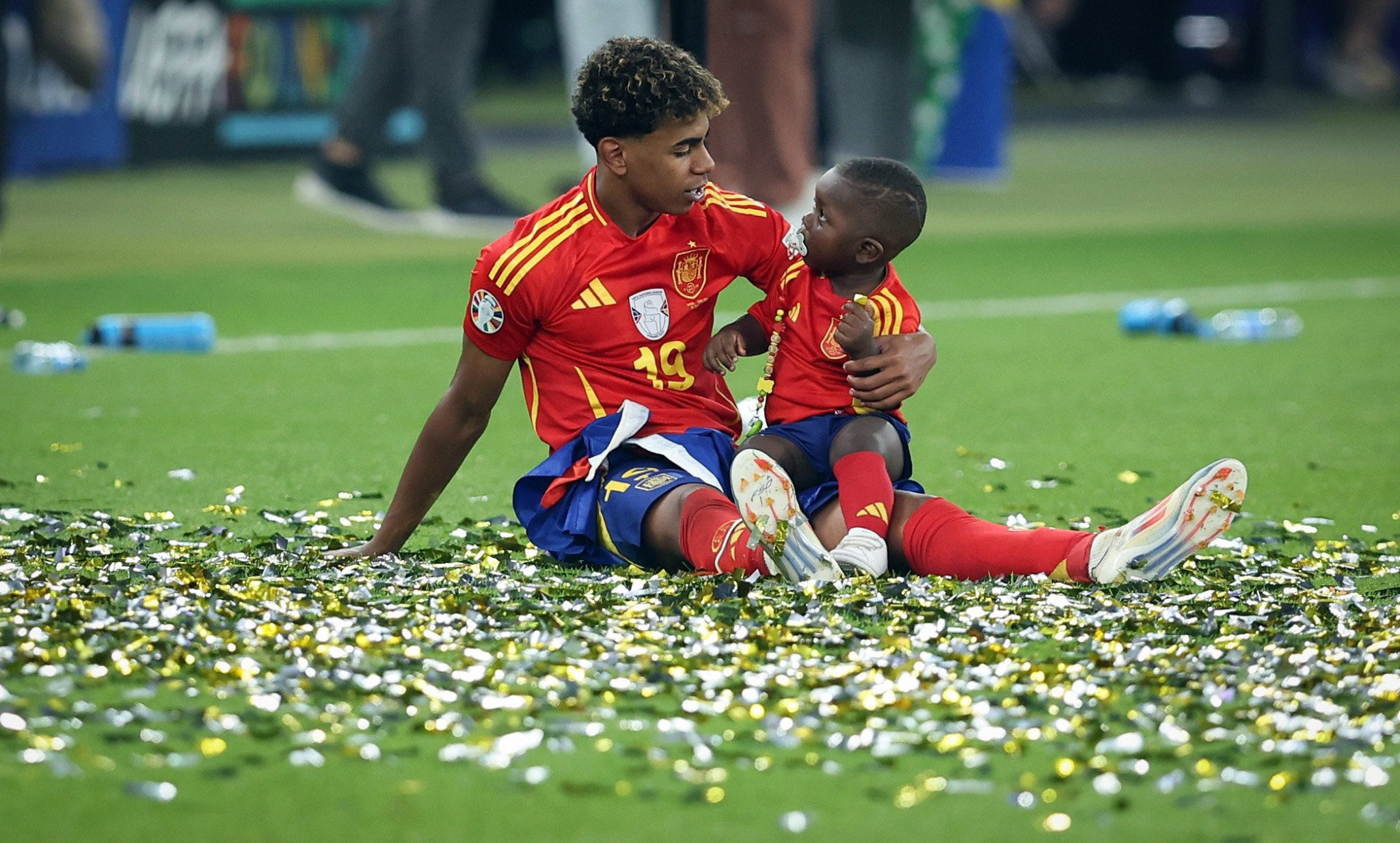 Ο Γιαμάλ είναι ο σταρ, αλλά ο μικρός του αδερφός κερδίζει τις εντυπώσεις!