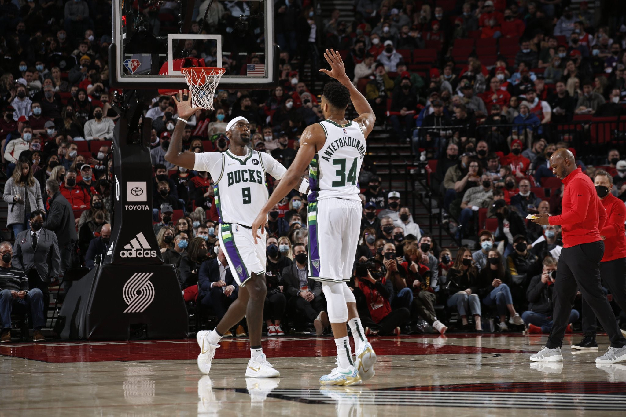 Ο Μπόμπι Πόρτις αποκαλύπτει πως ο Αντετοκούνμπο έφερε ηρεμία στα αποδυτήρια των Μπακς (video)