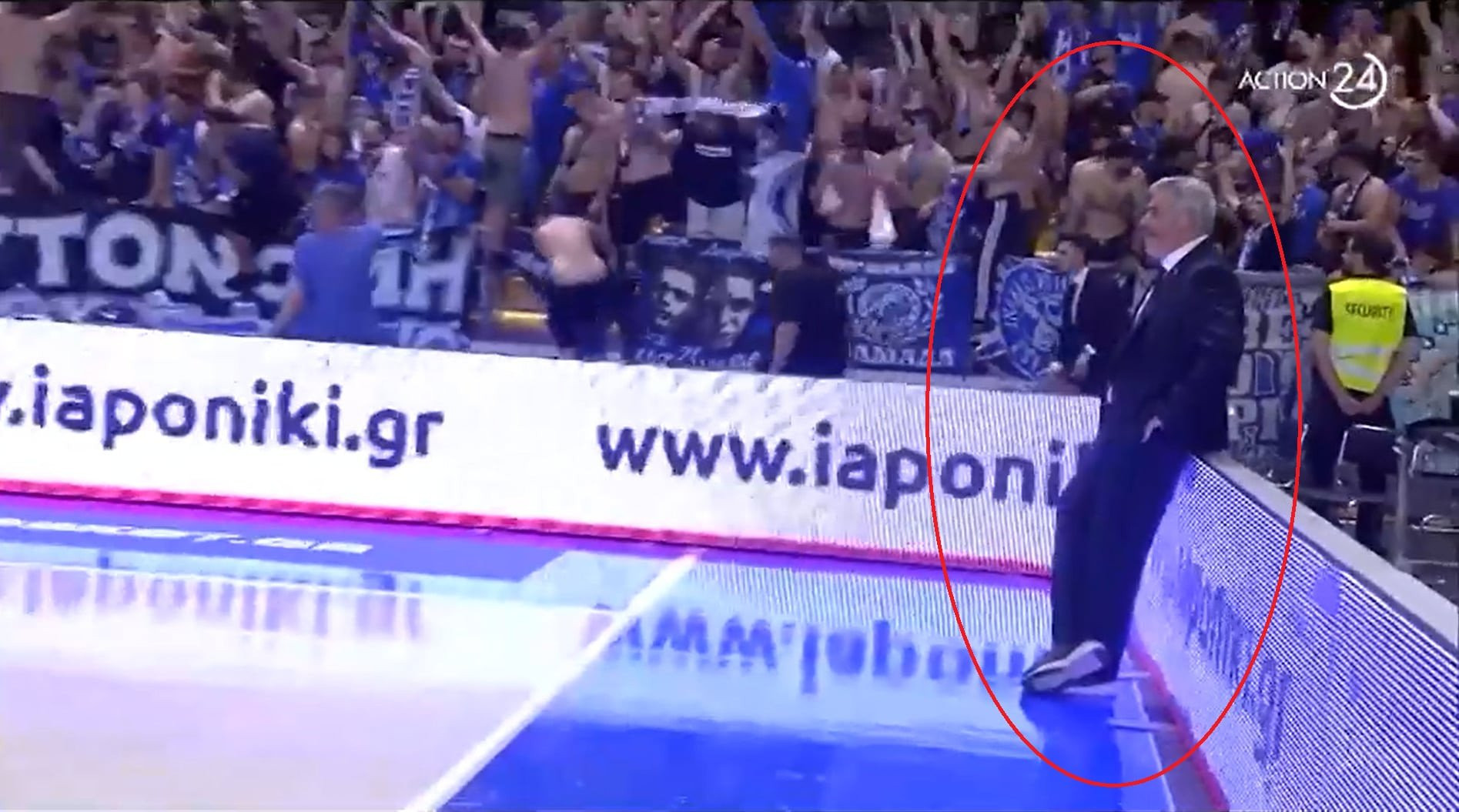 Το άγχος του Σιγάλα: Στο τάιμ άουτ απομακρύνθηκε από τον πάγκο και βαριανάσαινε (video)